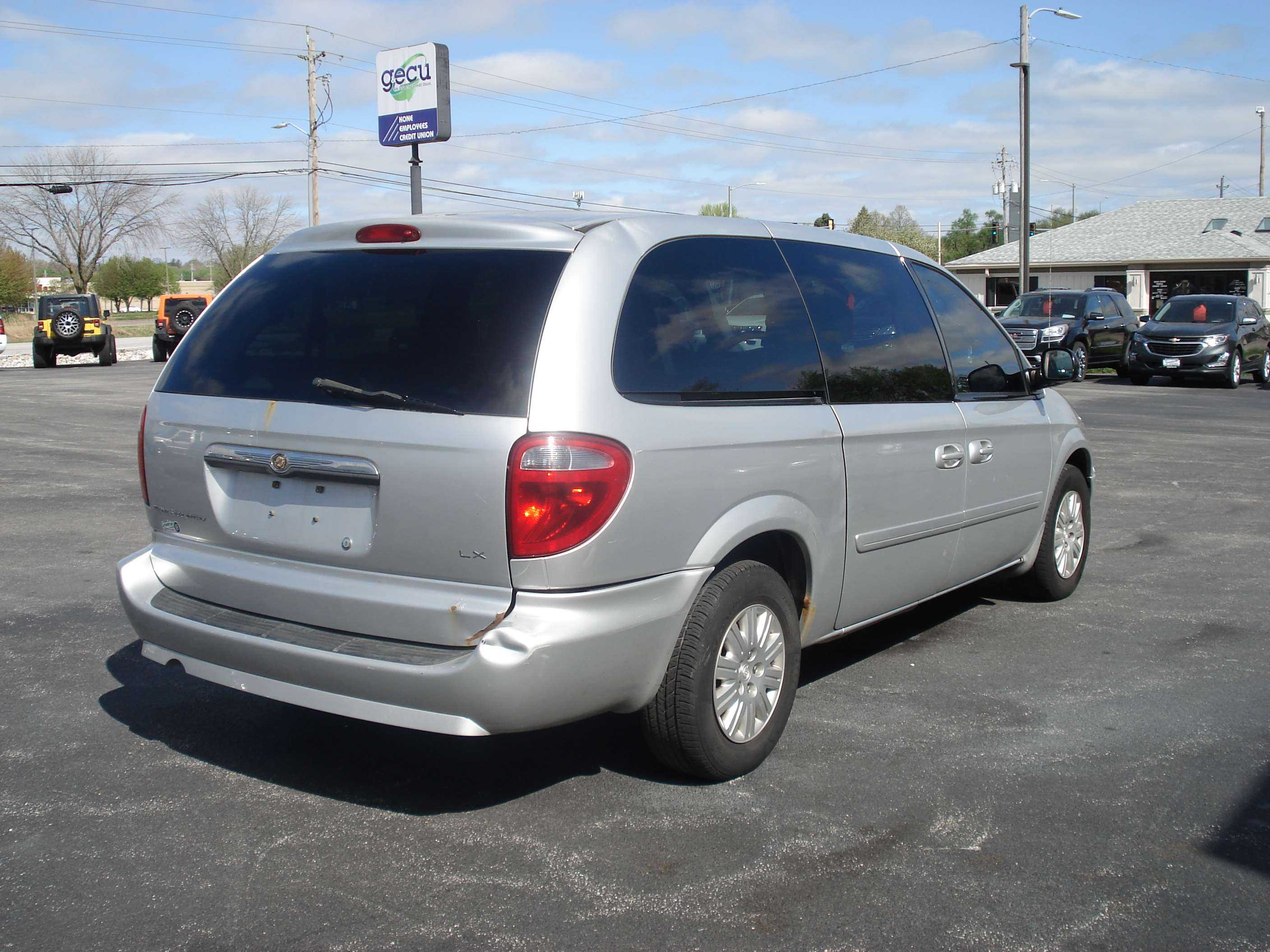 Chrysler Town And Country Image 6
