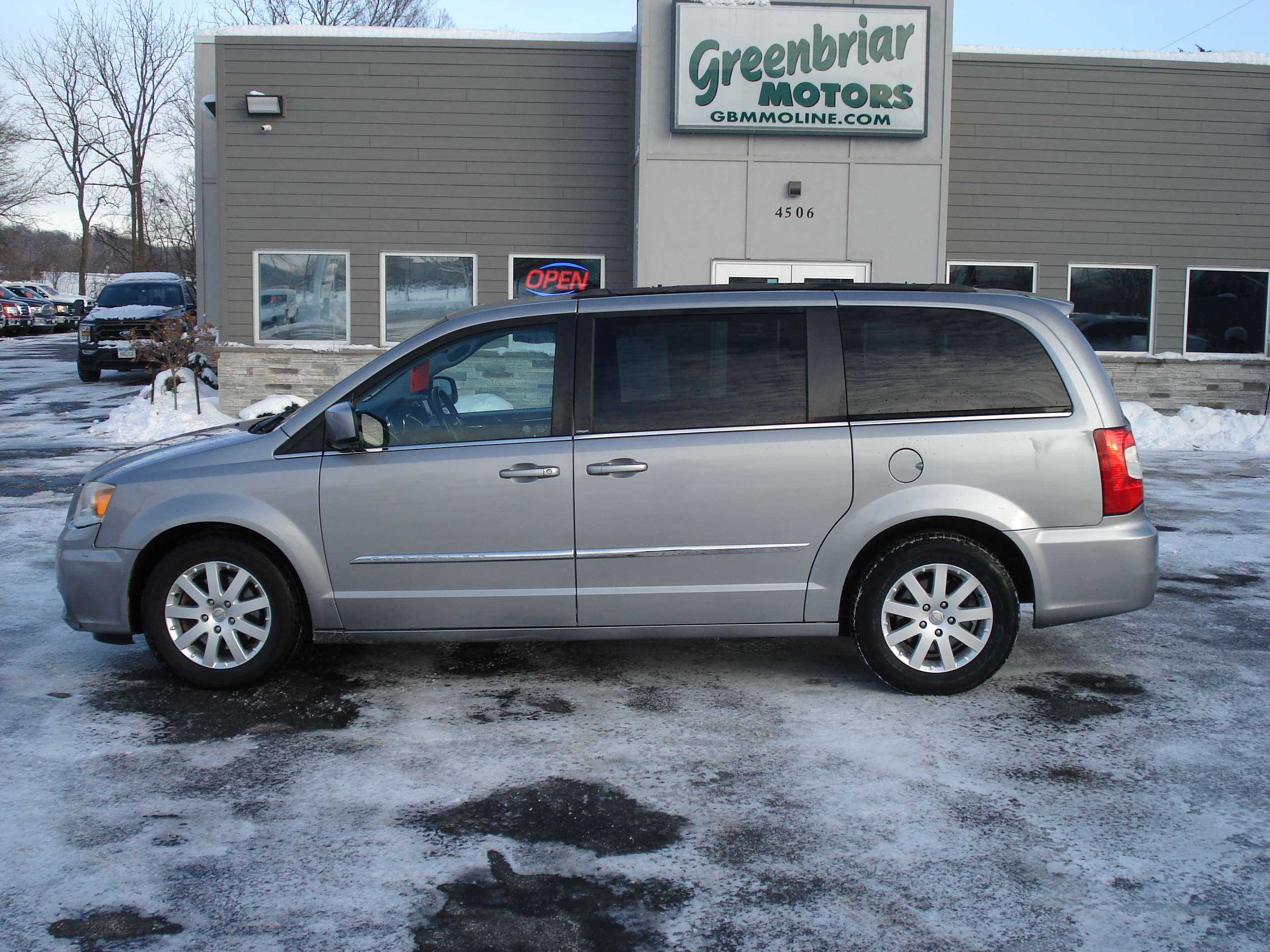 Chrysler Town And Country Image 1