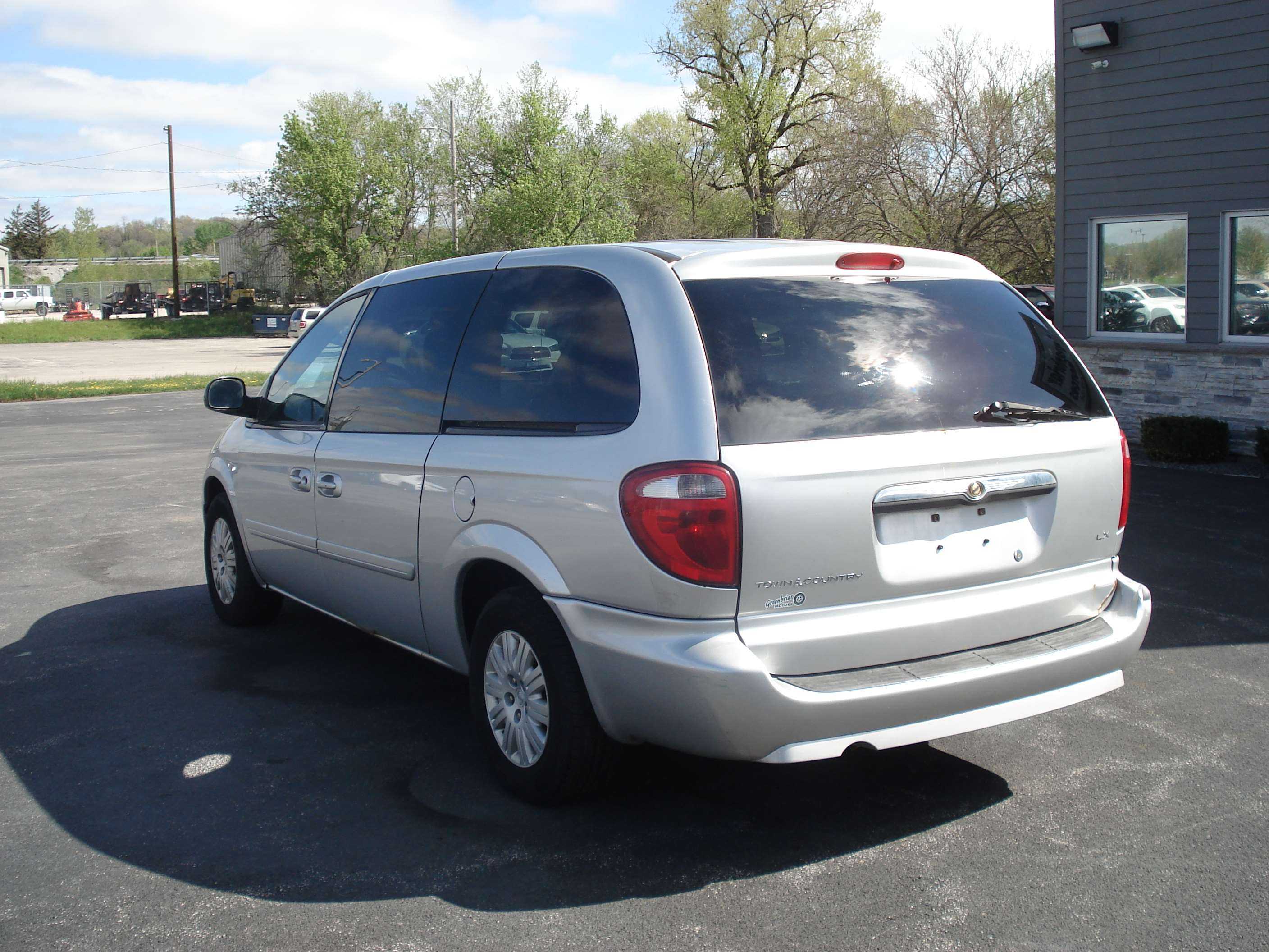 Chrysler Town And Country Image 8