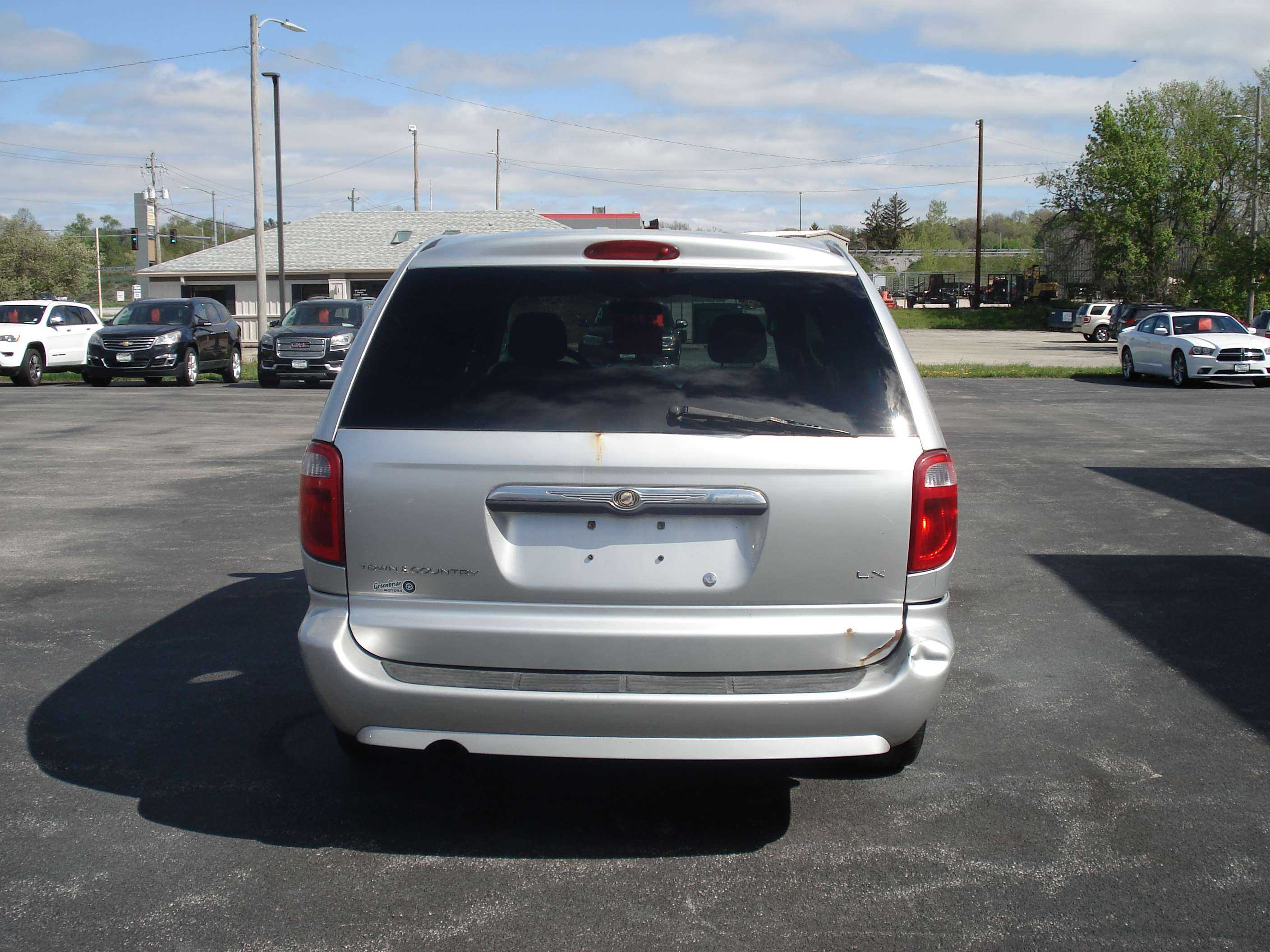 Chrysler Town And Country Image 7