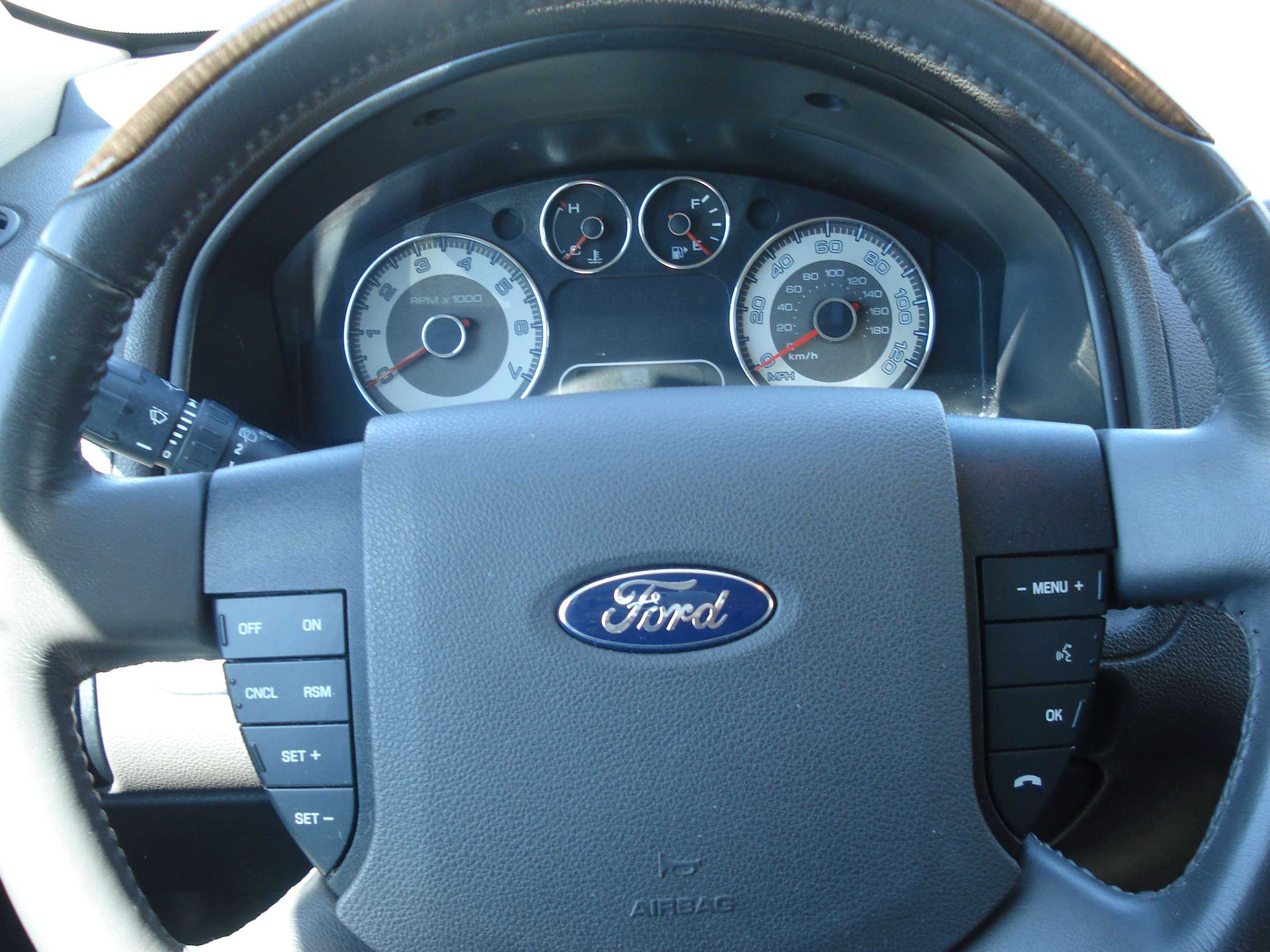 Ford Taurus X Image 16