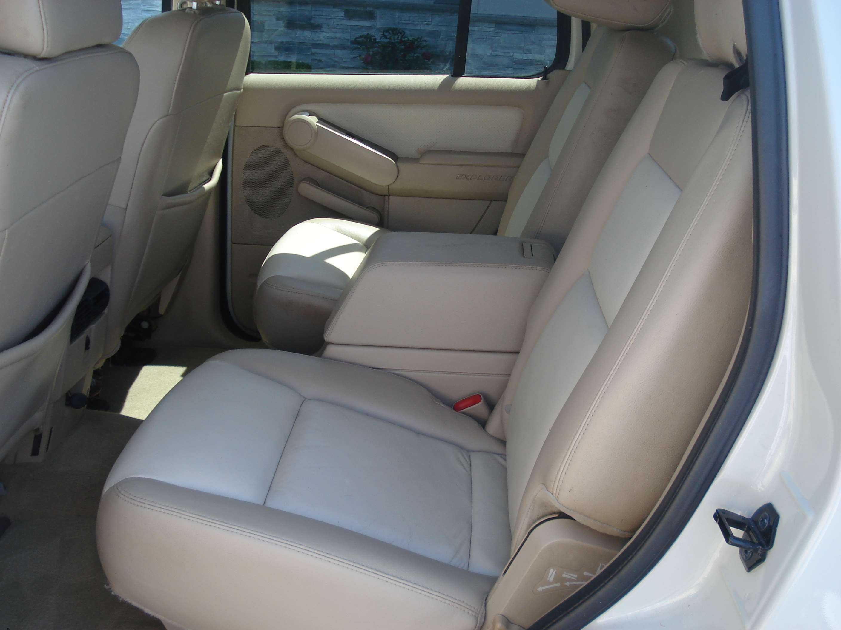 Ford Explorer Image 12