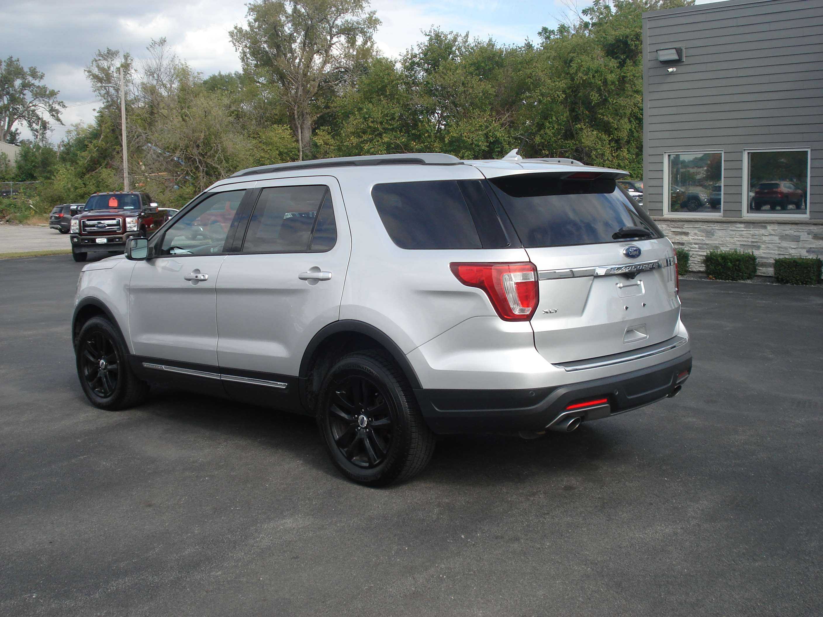 Ford Explorer Image 8