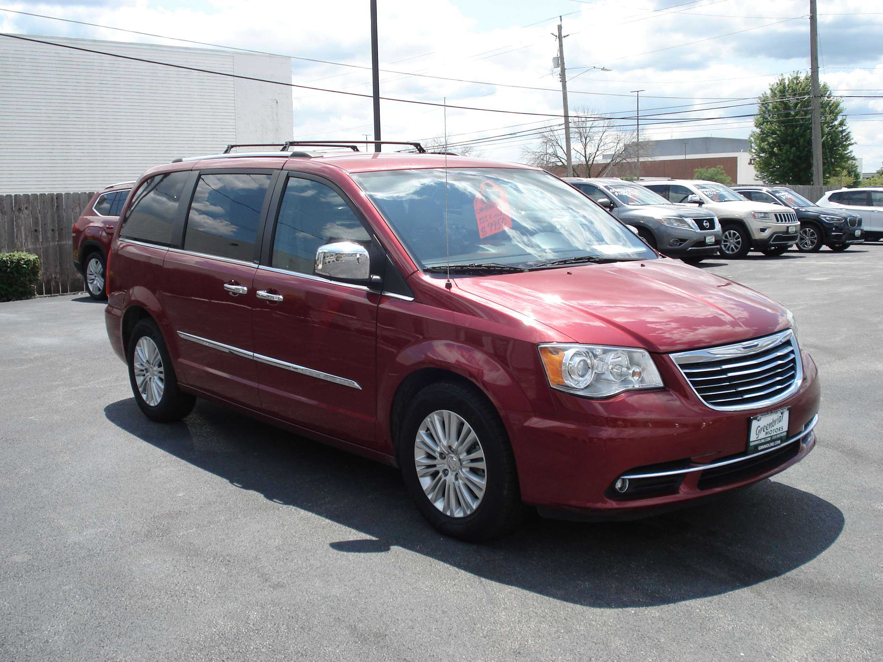 Chrysler Town And Country Image 4