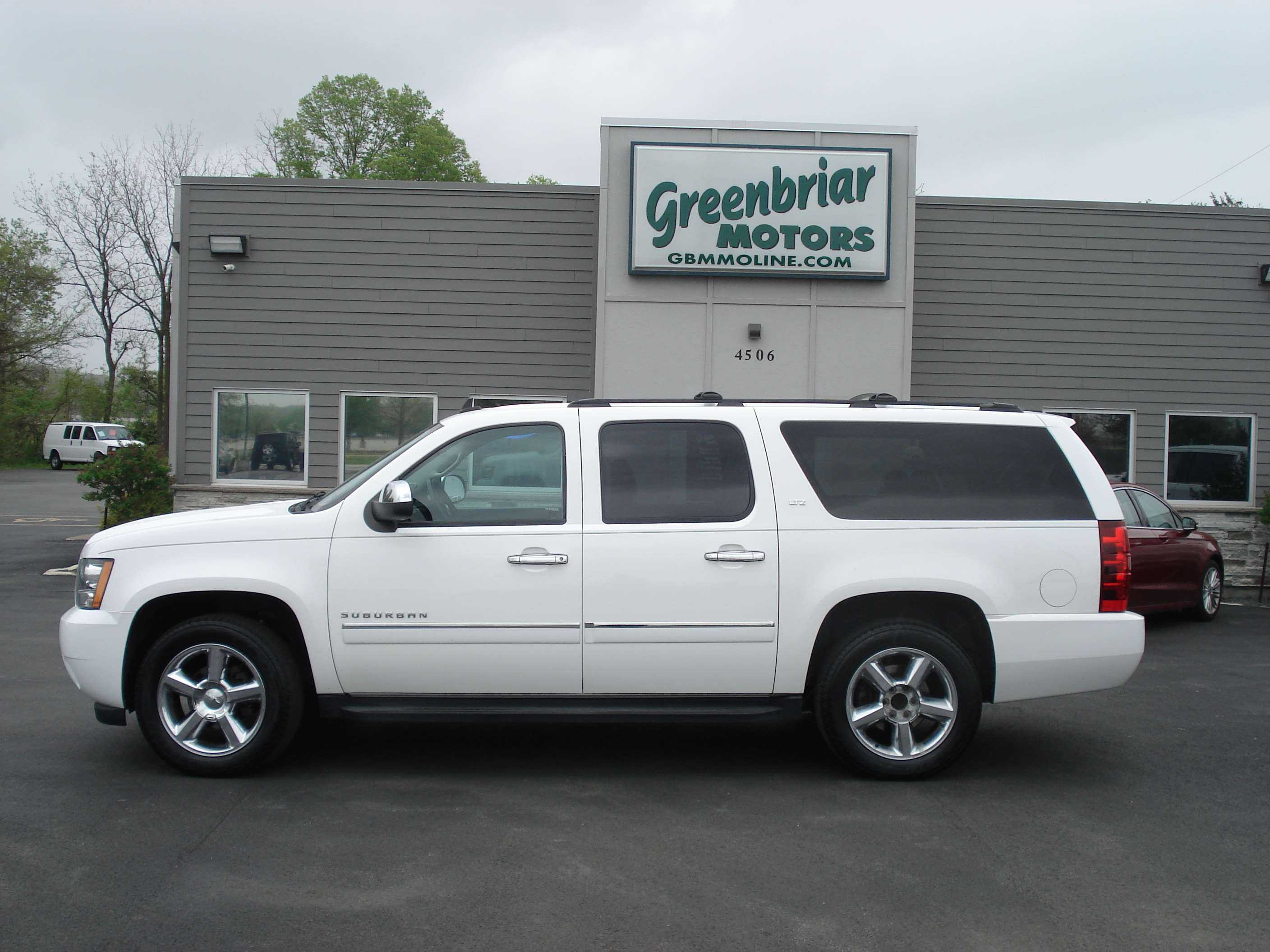 Chevrolet Suburban Image 1