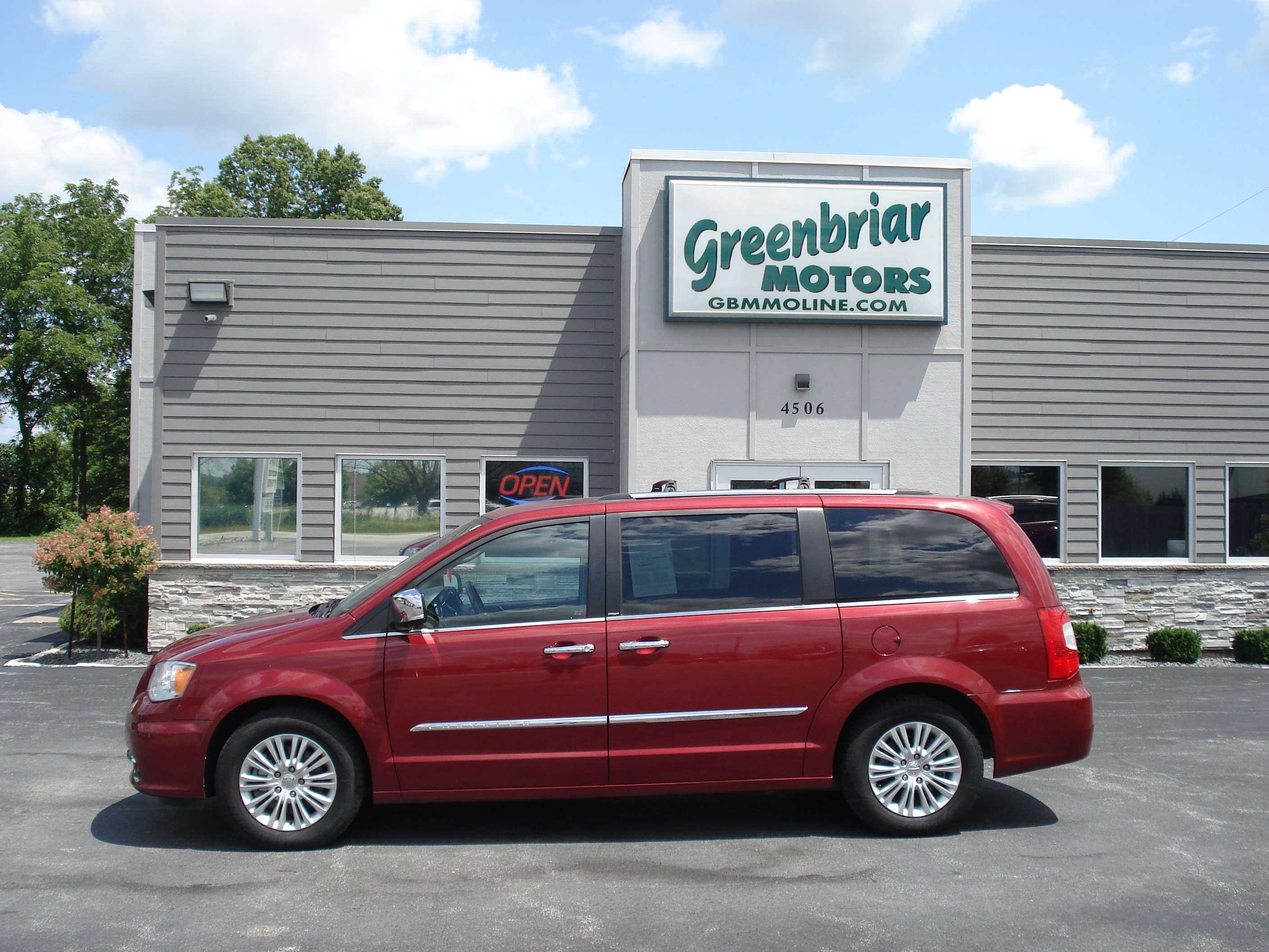 Chrysler Town And Country Image 1