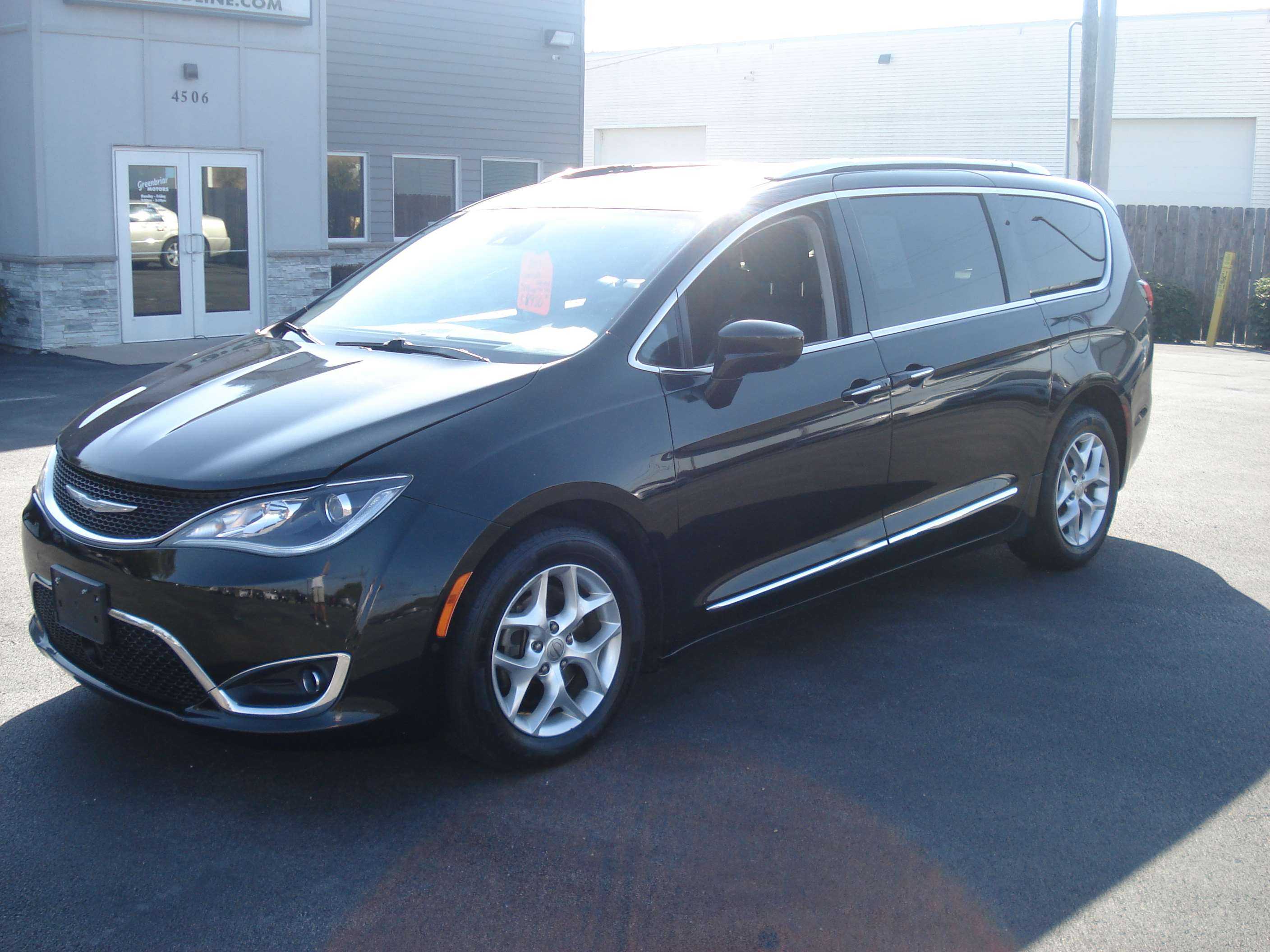 Chrysler Pacifica Image 2