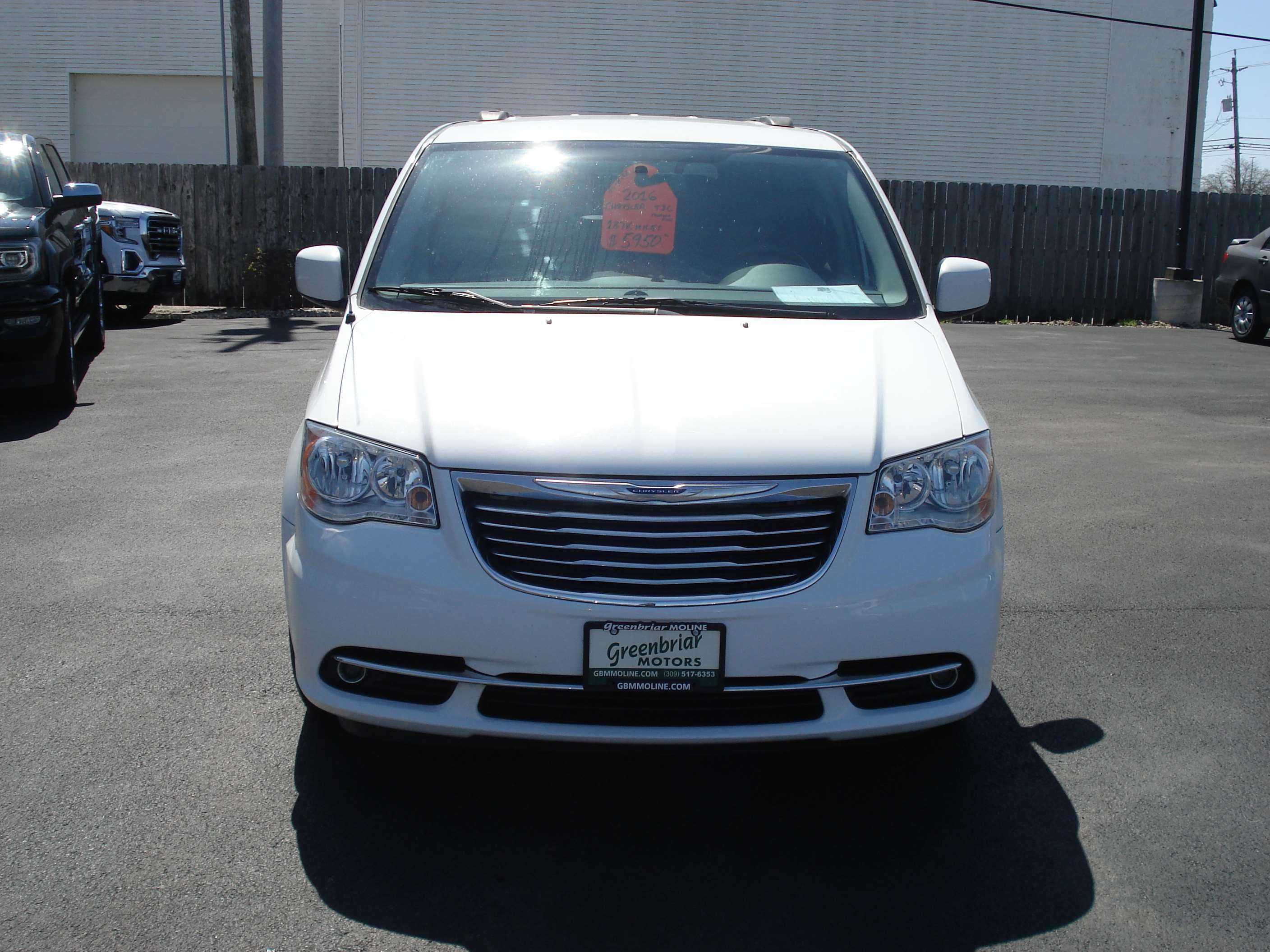 Chrysler Town And Country Image 3