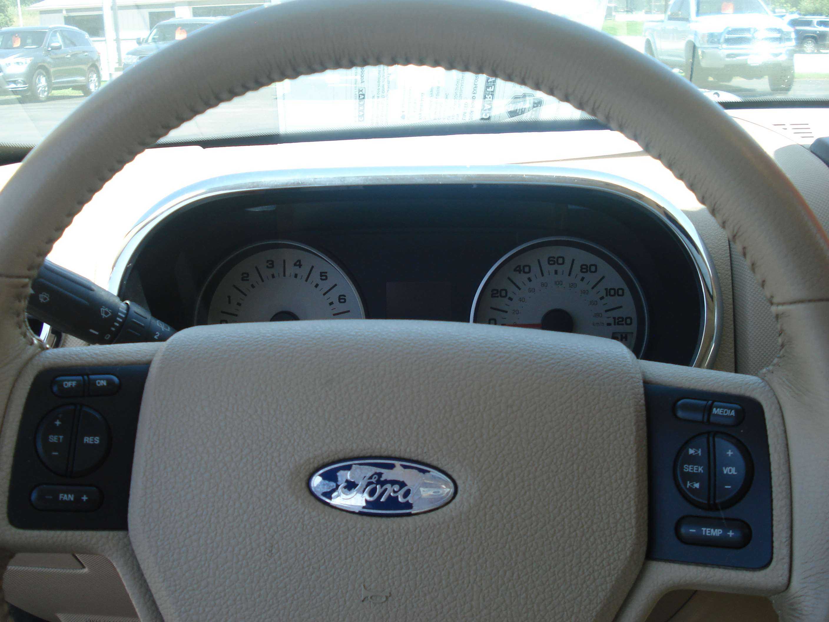 Ford Explorer Image 16