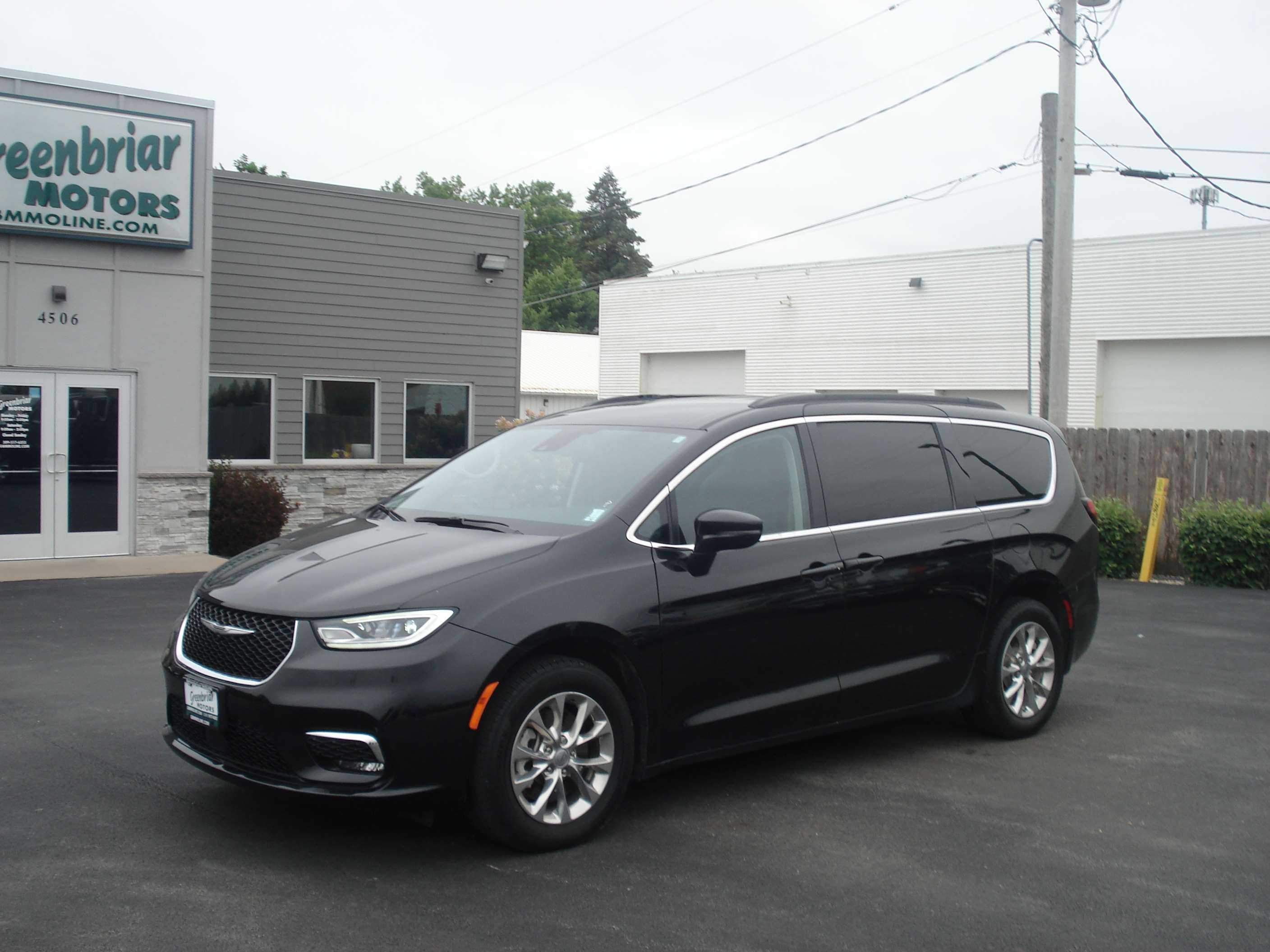 Chrysler Pacifica Image 2