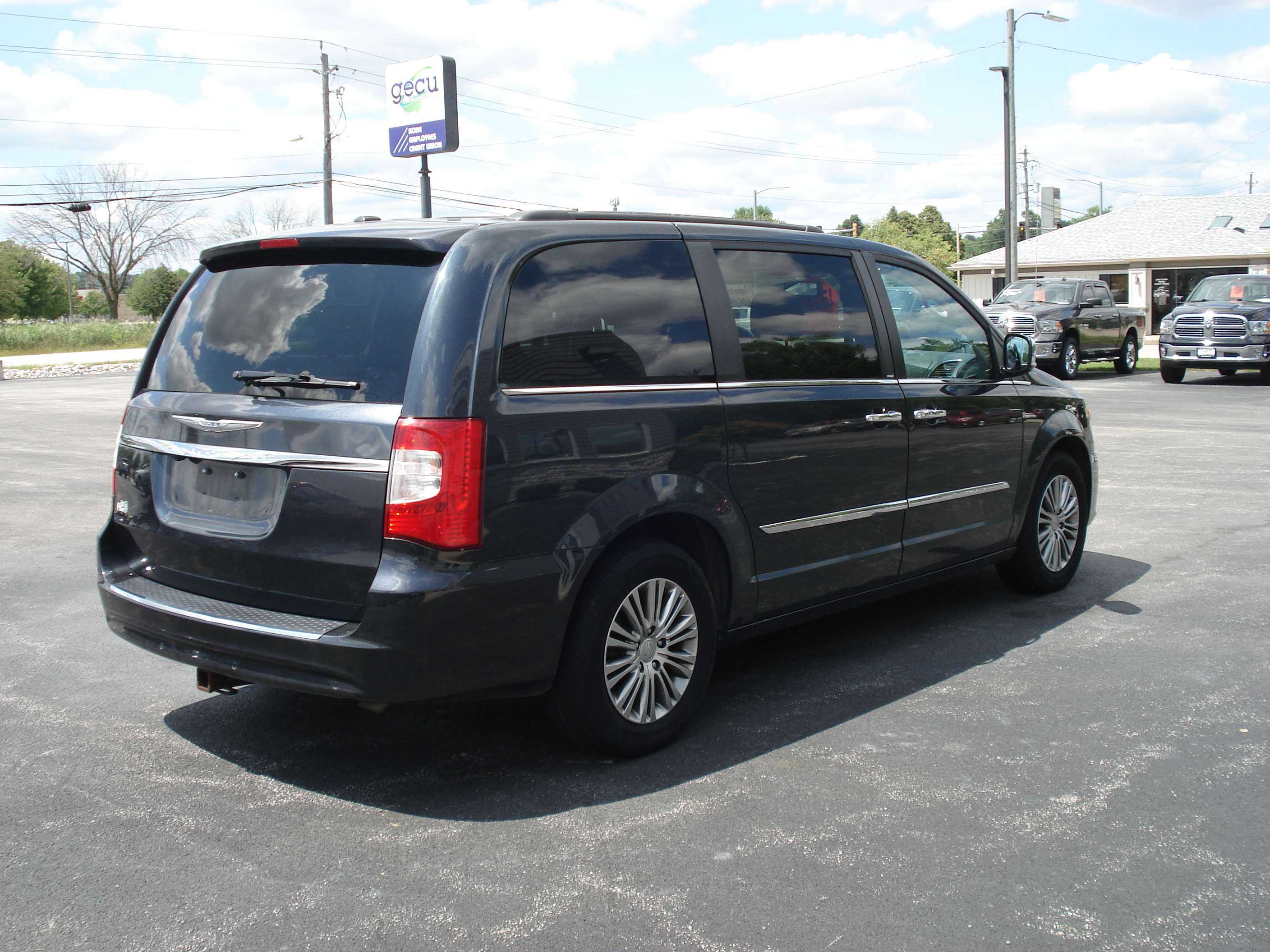 Chrysler Town And Country Image 6