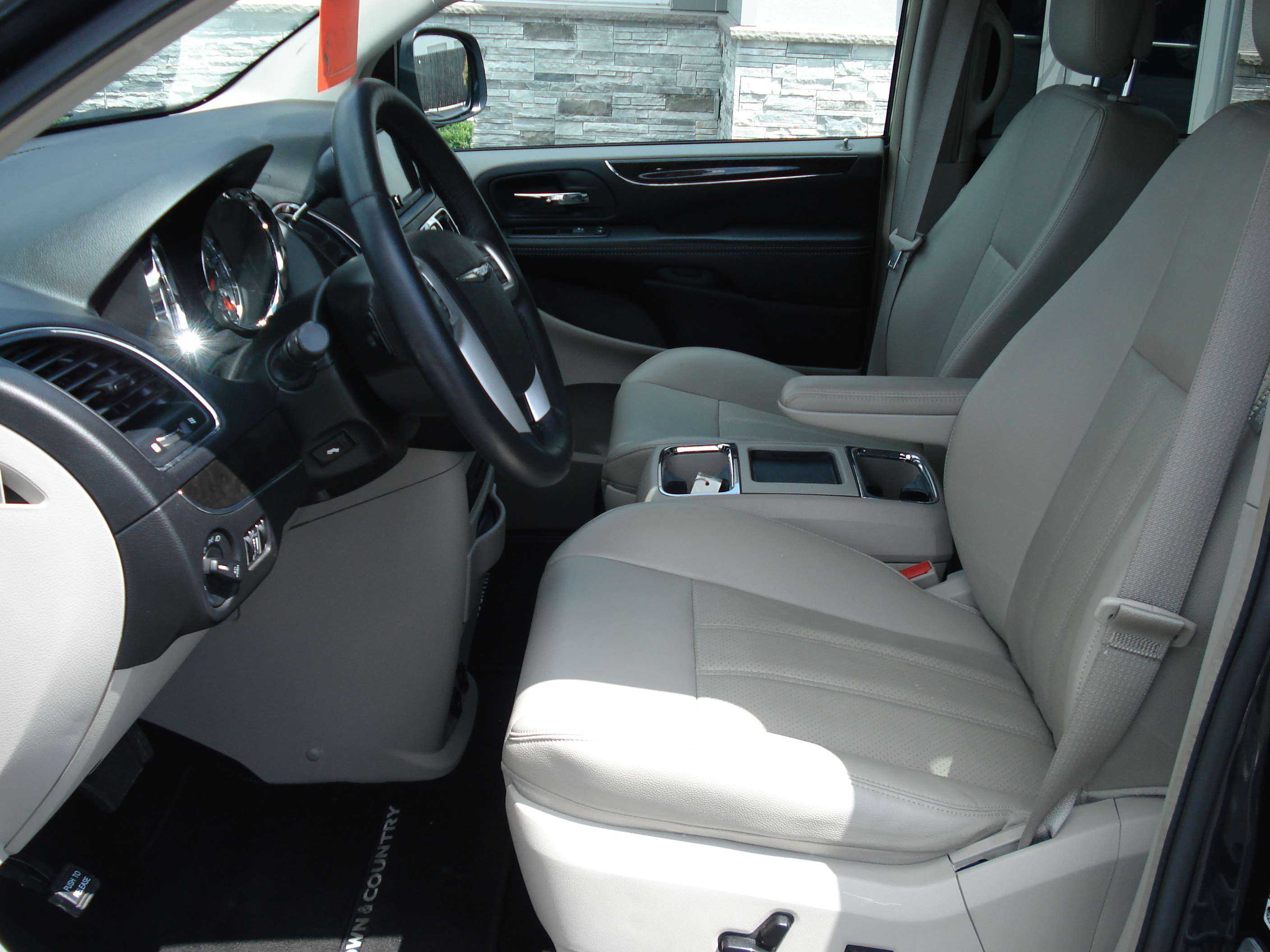 Chrysler Town And Country Image 11