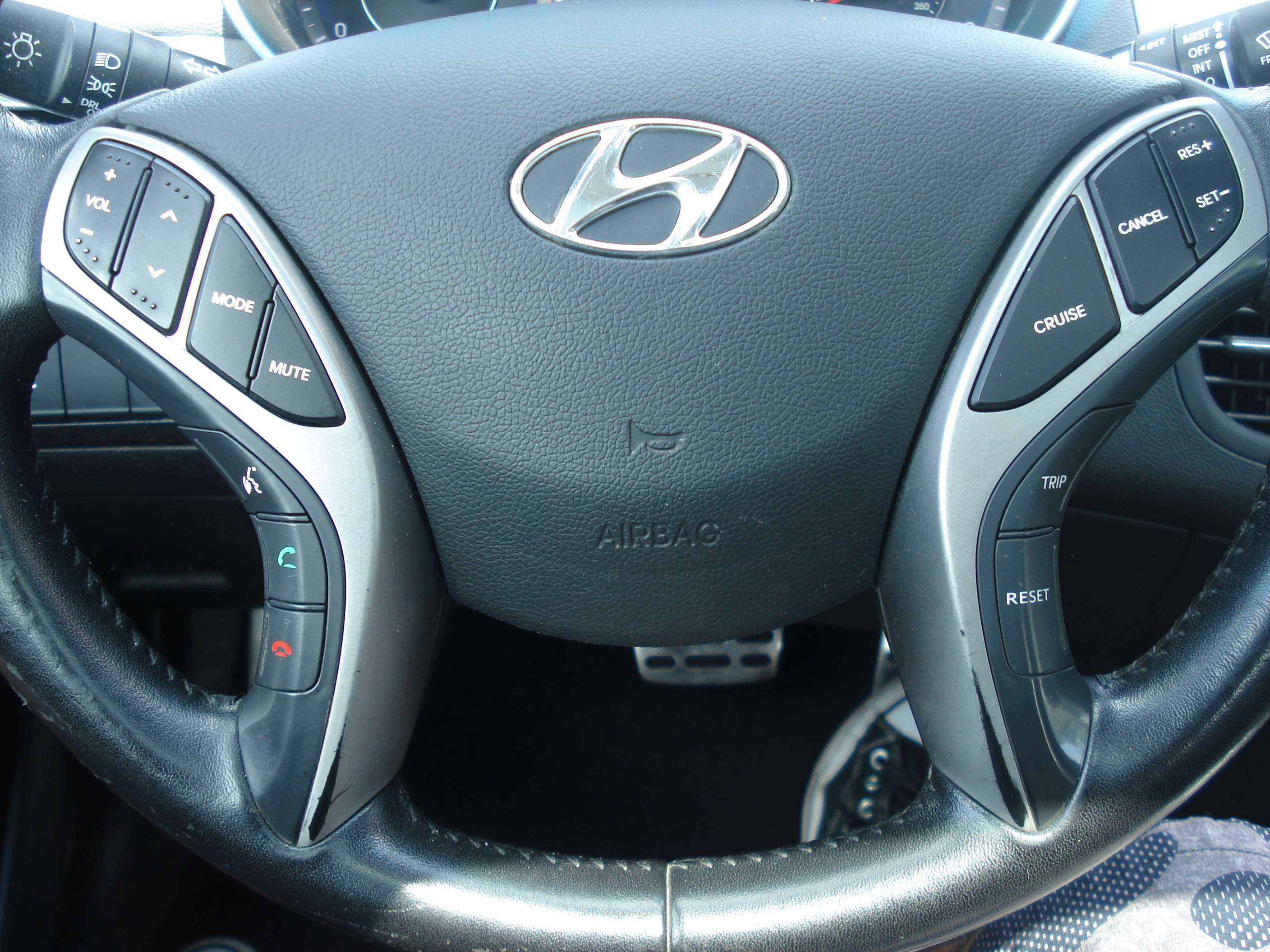 Hyundai Elantra Coupe Image 15