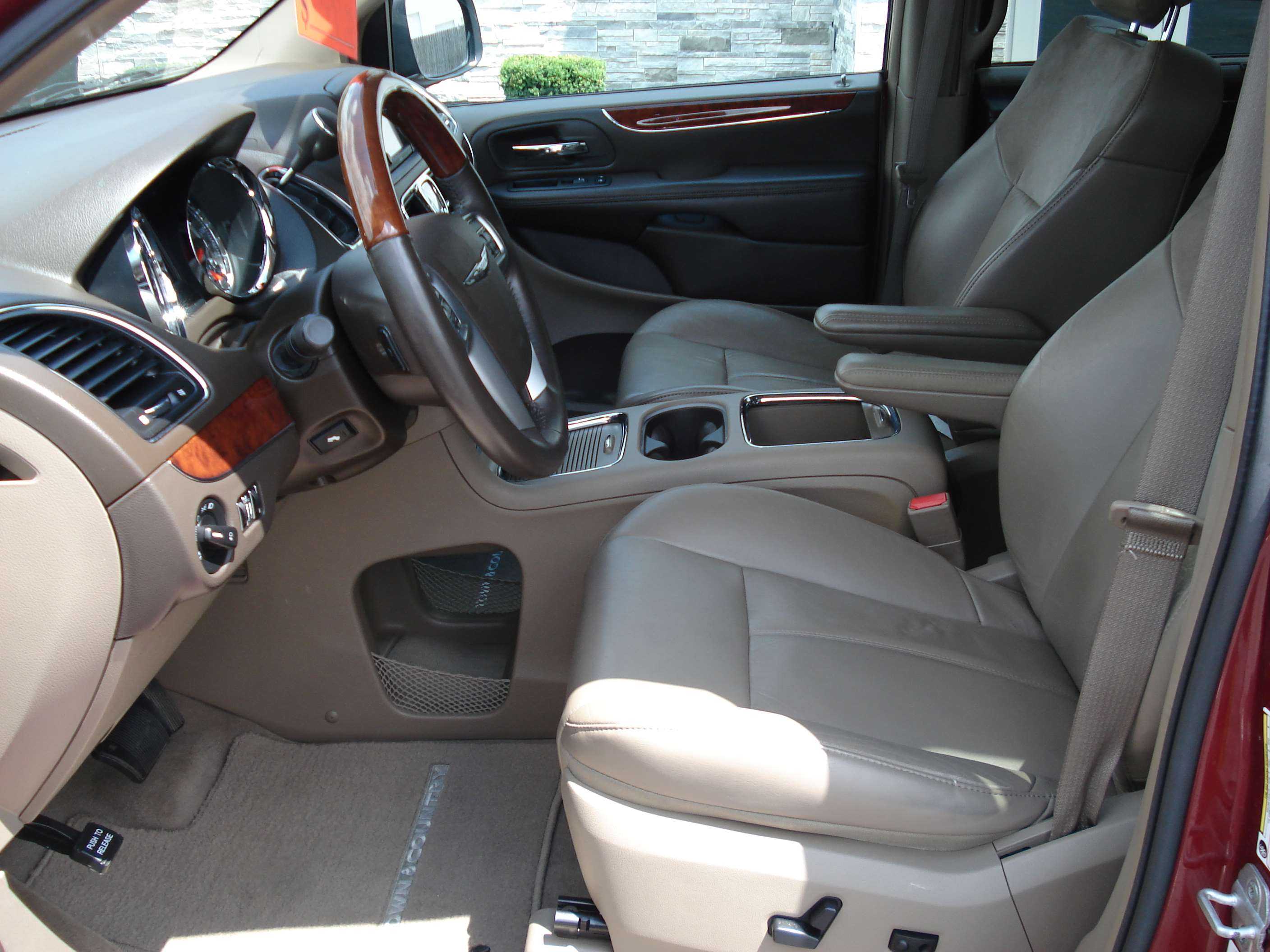 Chrysler Town And Country Image 11