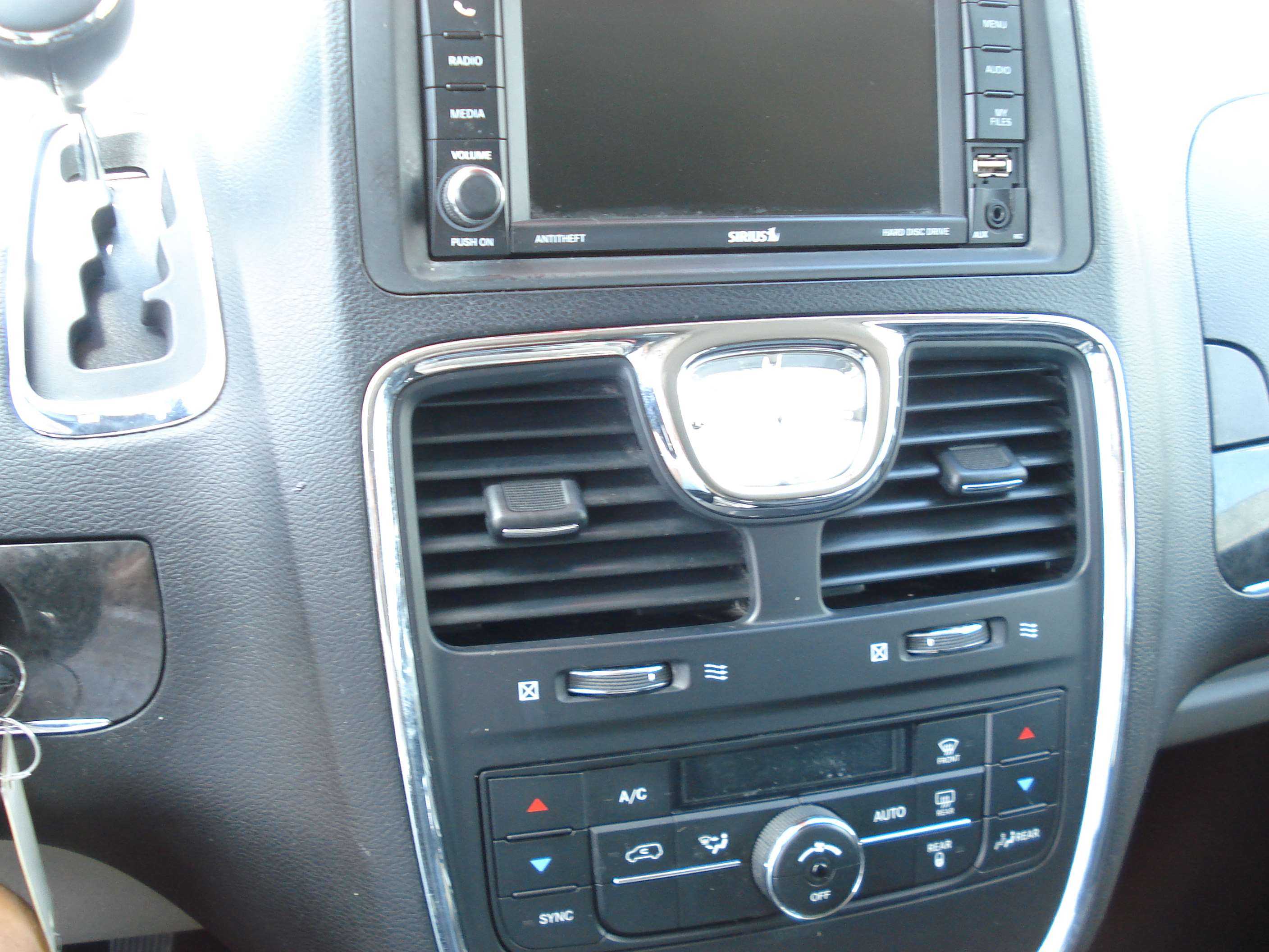 Chrysler Town And Country Image 9