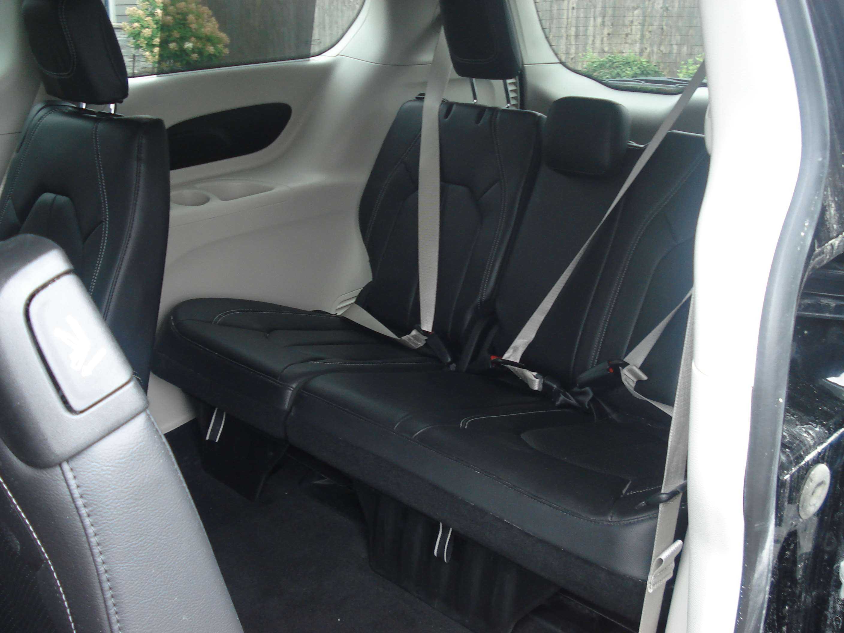 Chrysler Pacifica Image 13