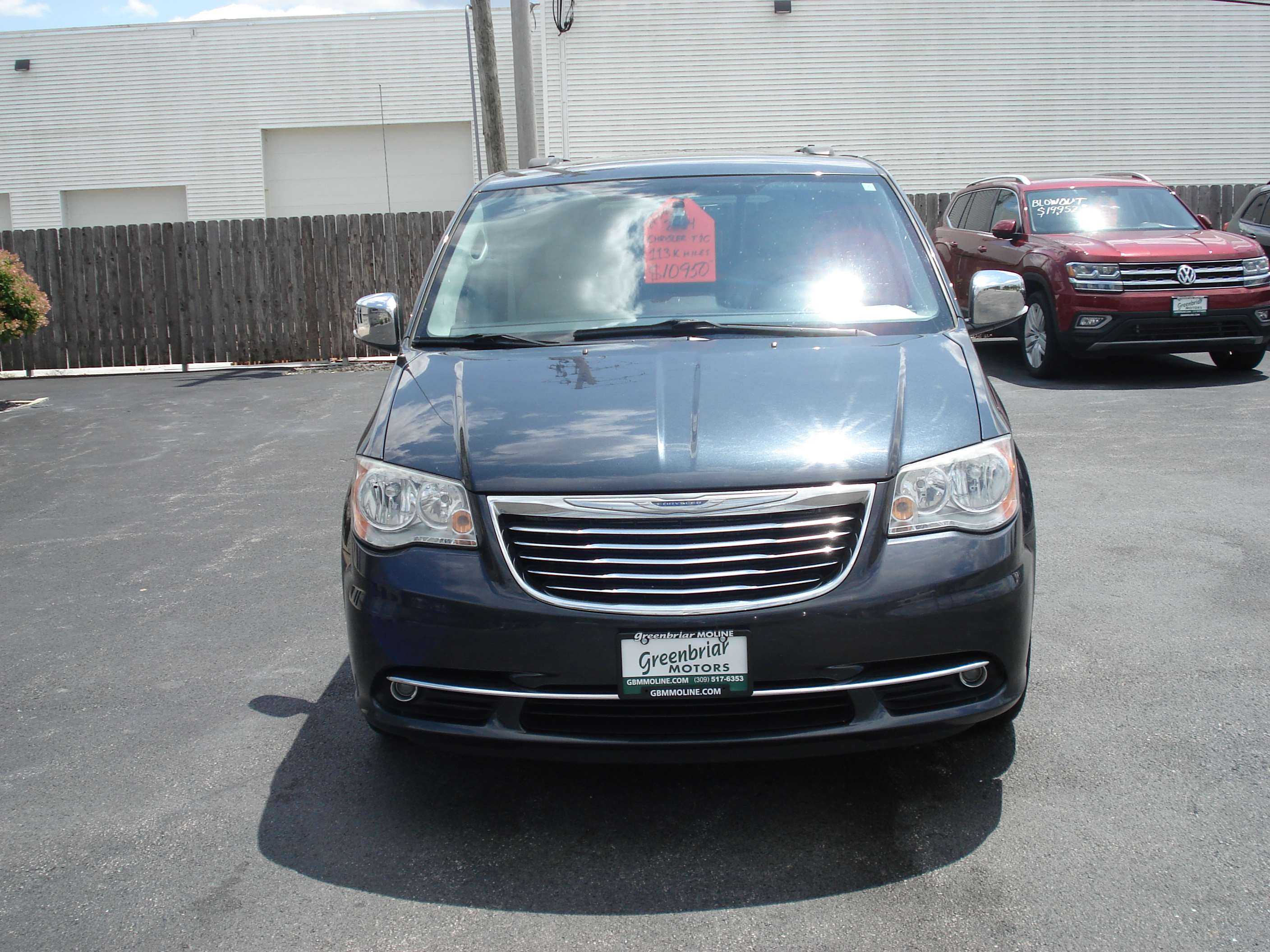 Chrysler Town And Country Image 3