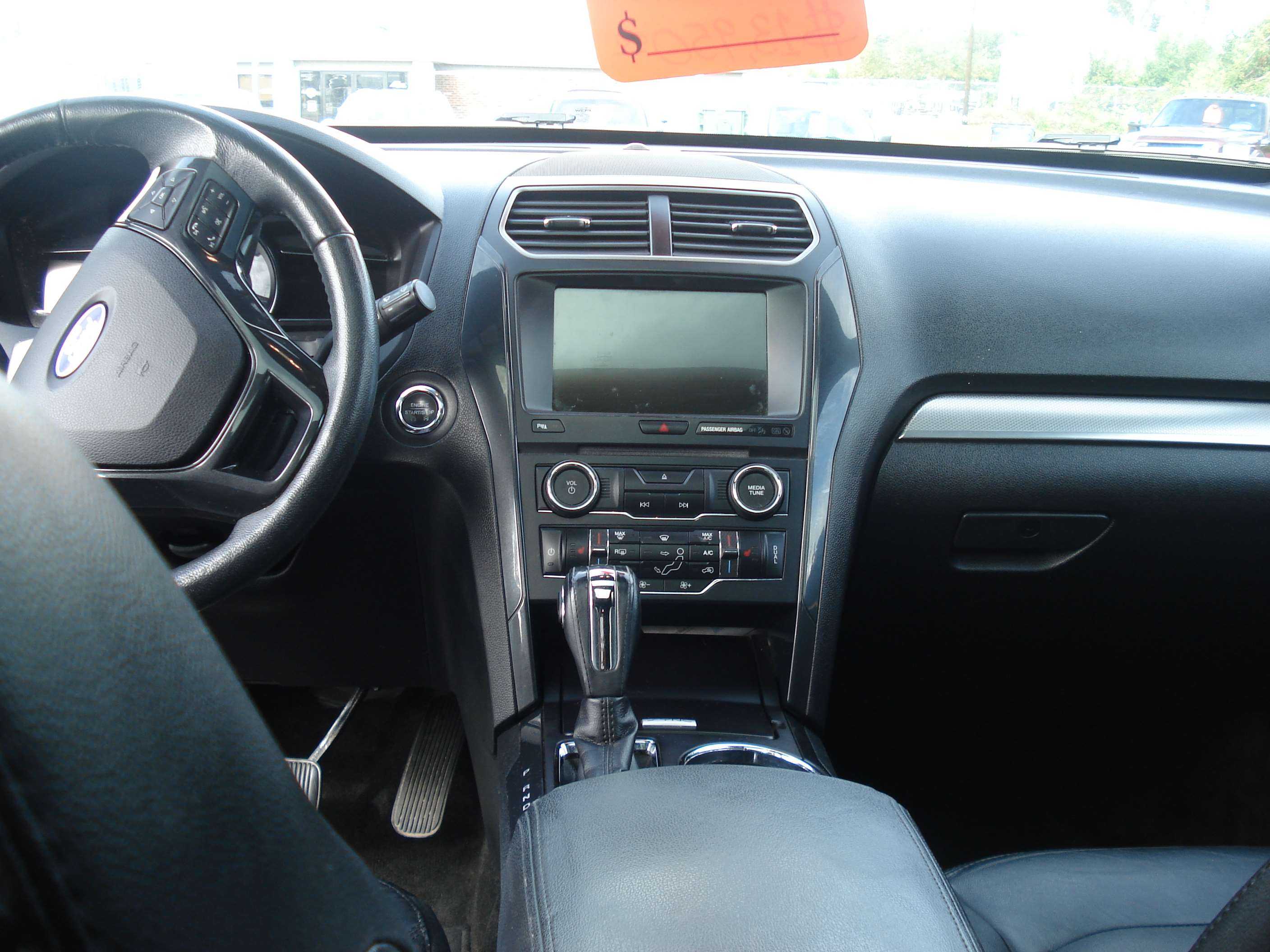 Ford Explorer Image 13