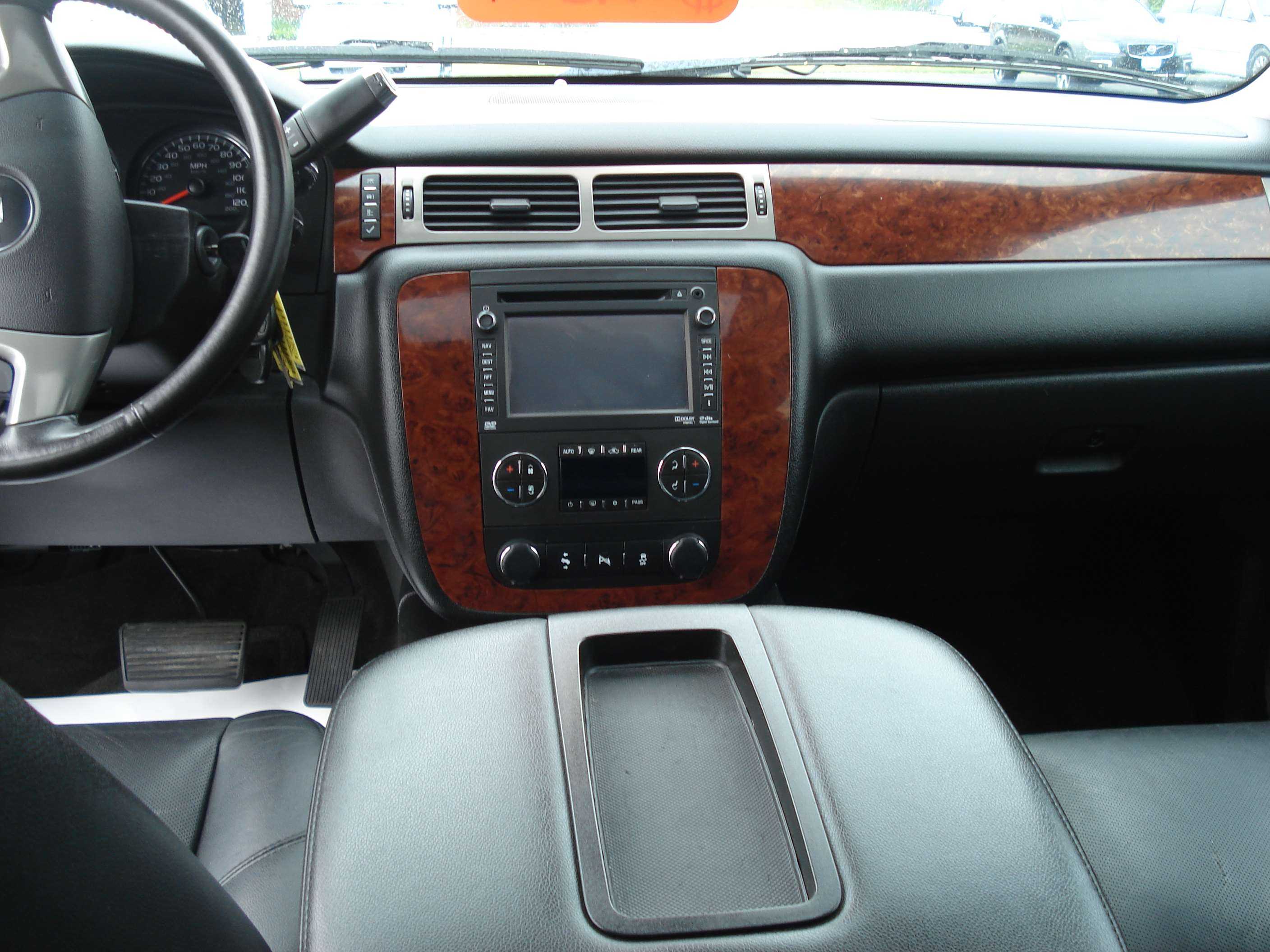 Chevrolet Suburban Image 14