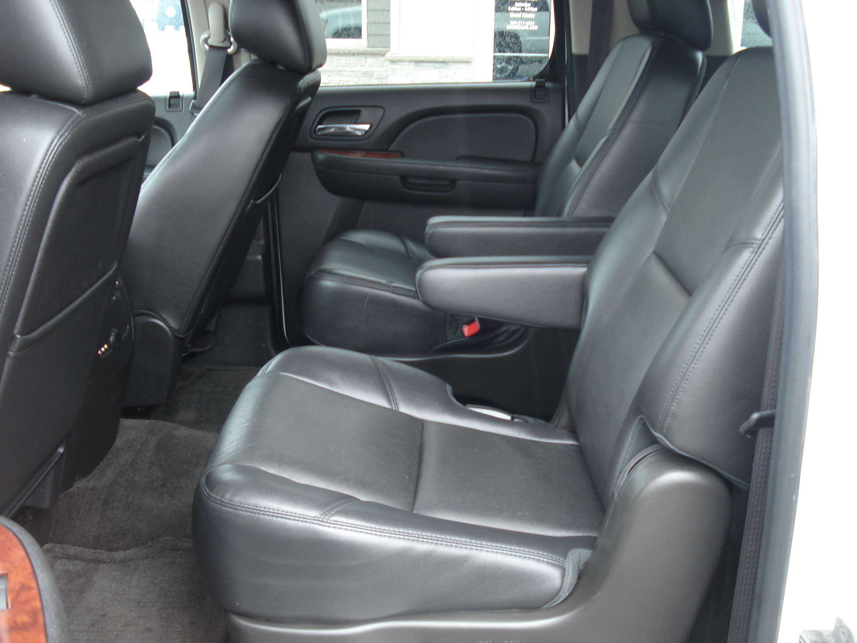 Chevrolet Suburban Image 12