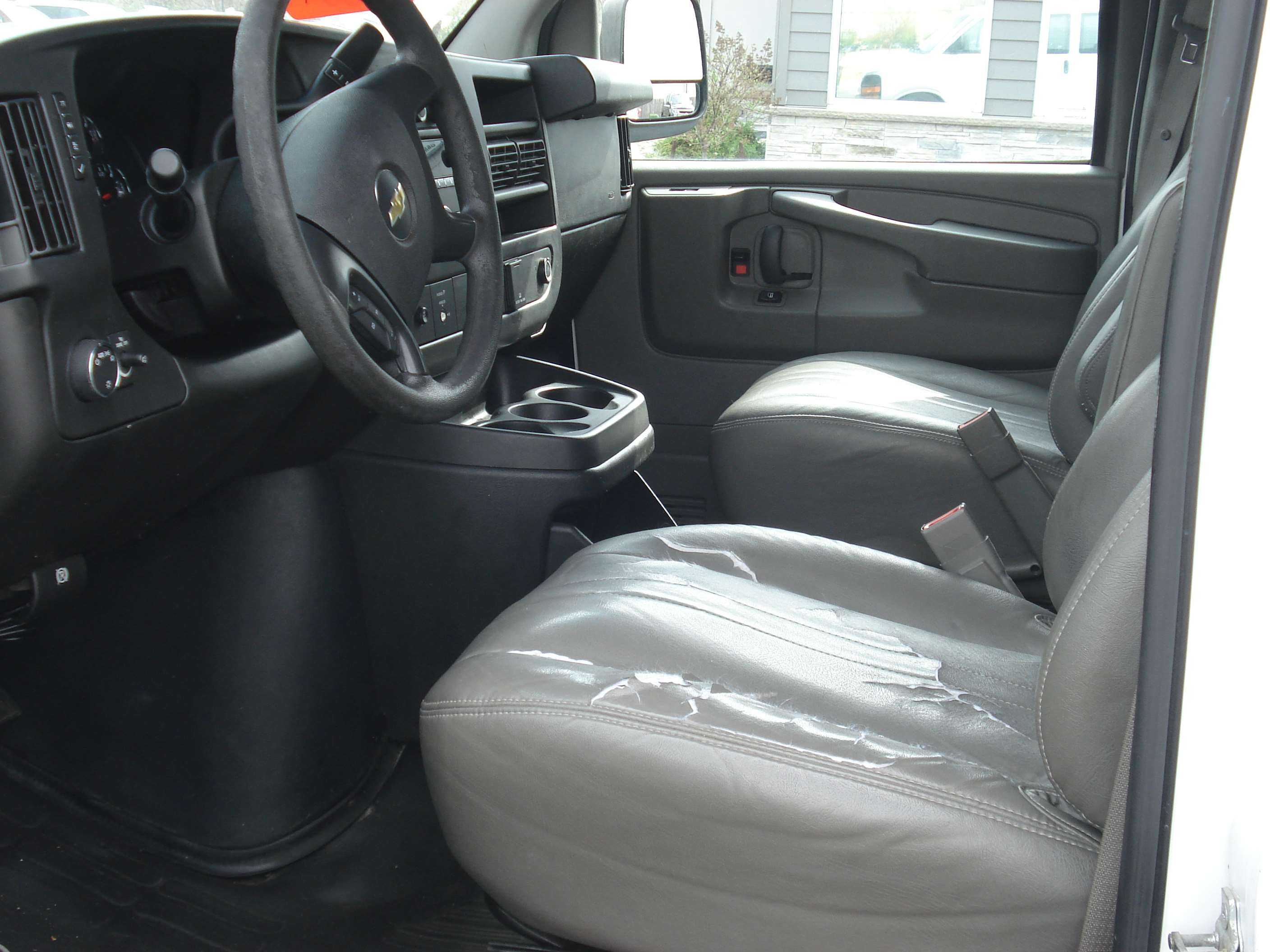 Chevrolet Express Image 17