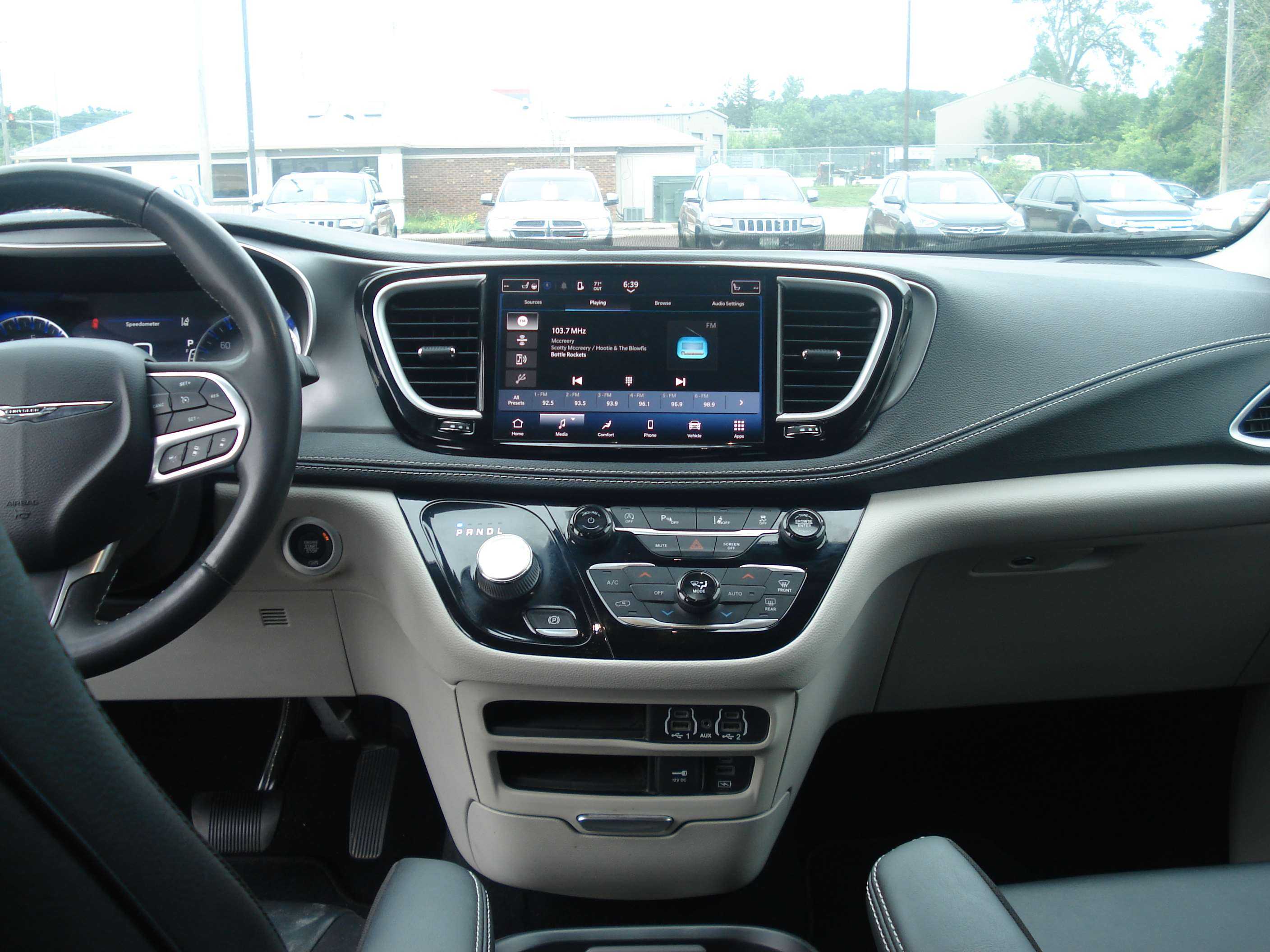 Chrysler Pacifica Image 14
