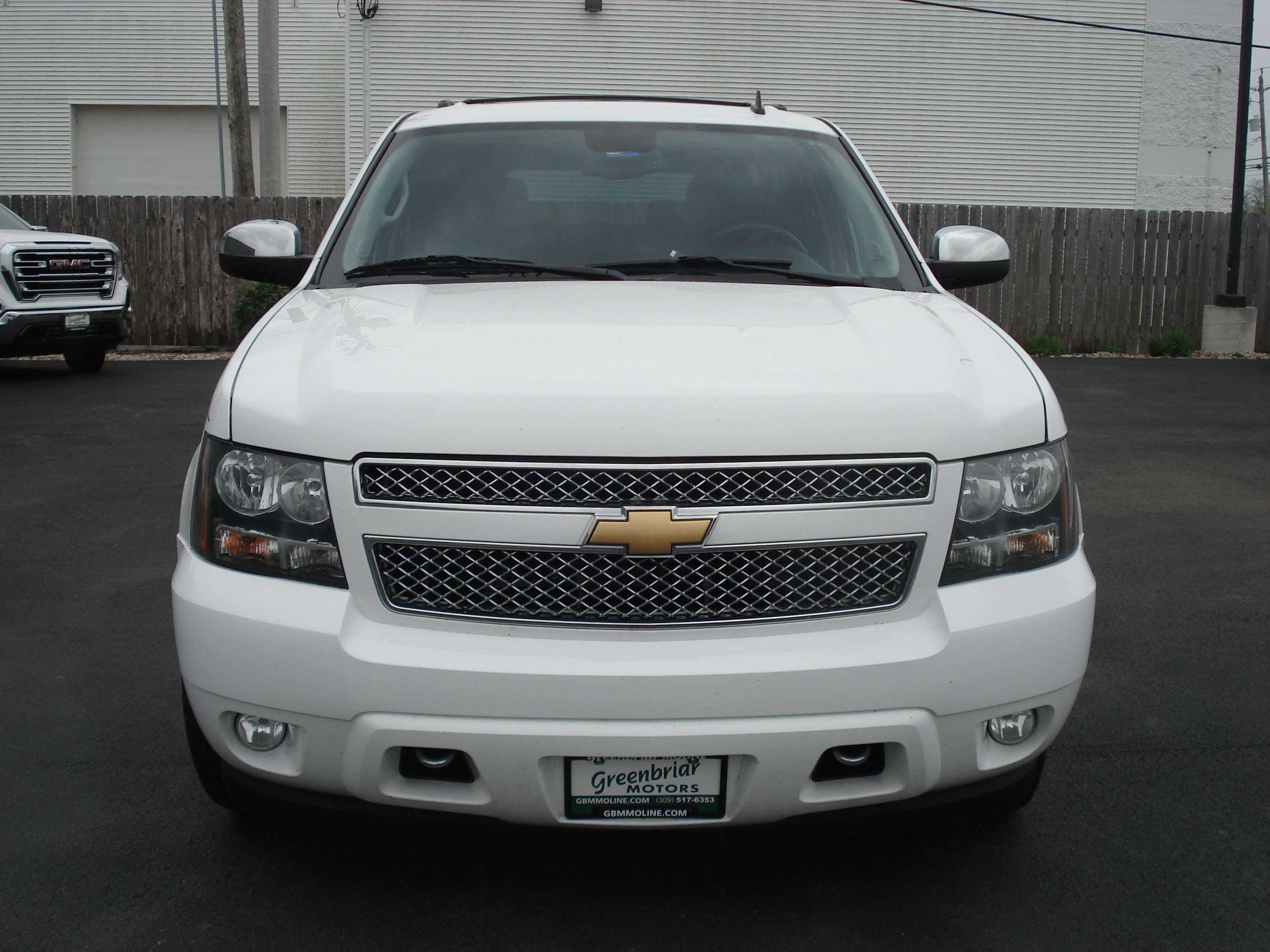 Chevrolet Suburban Image 3