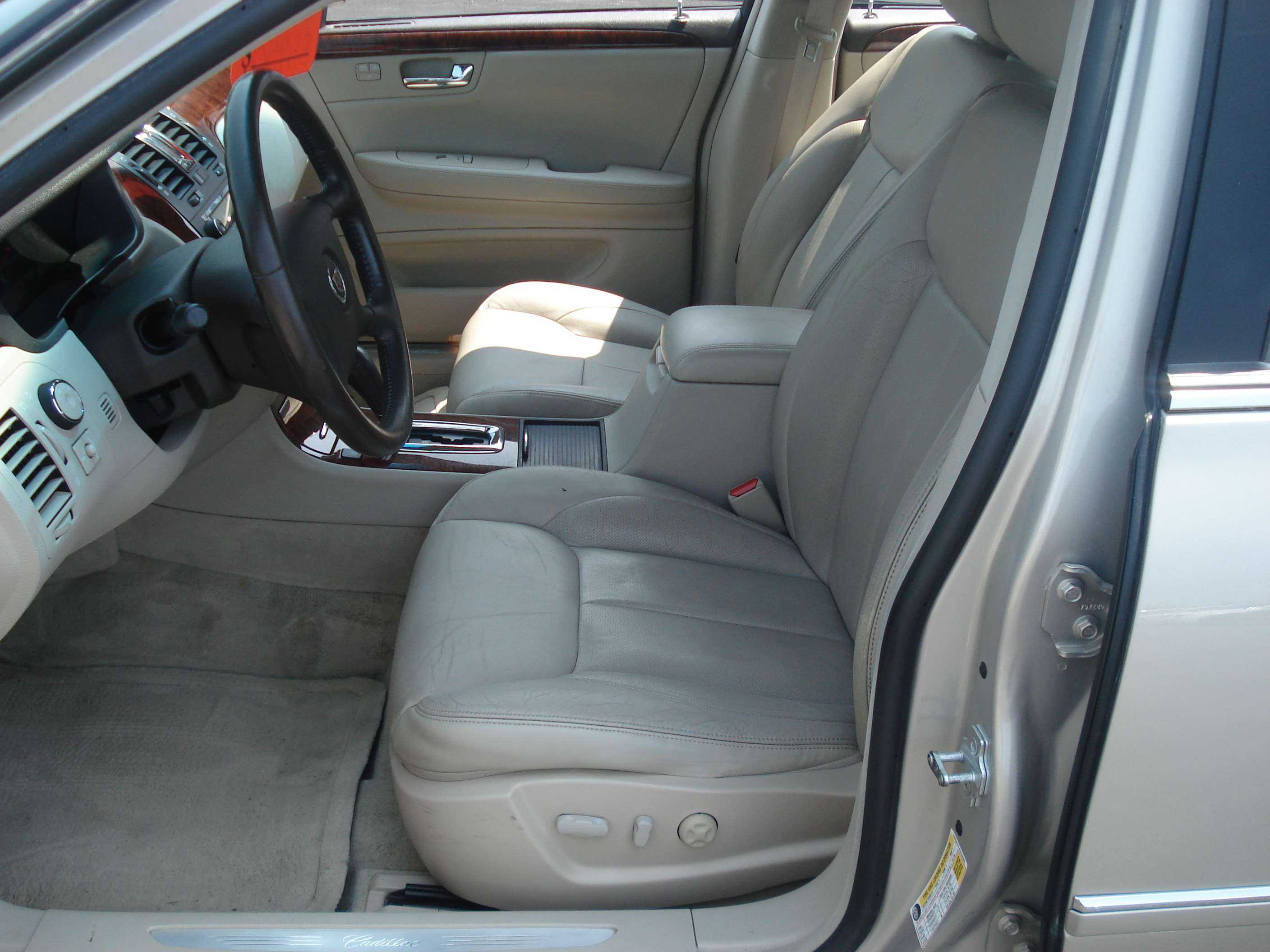 Cadillac Dts Image 11