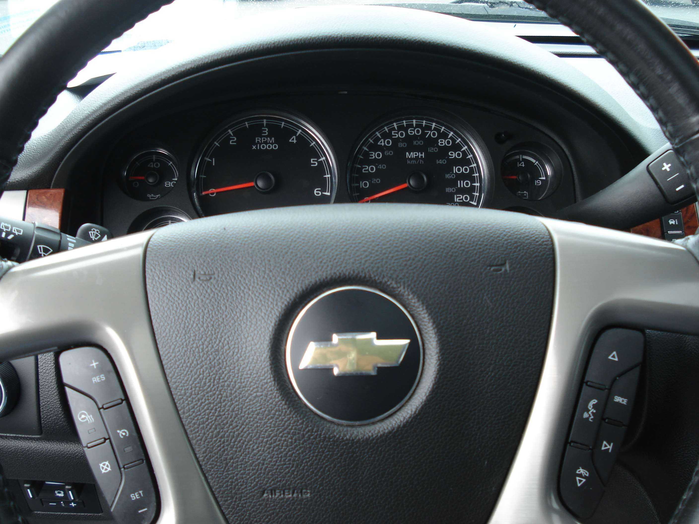 Chevrolet Suburban Image 18