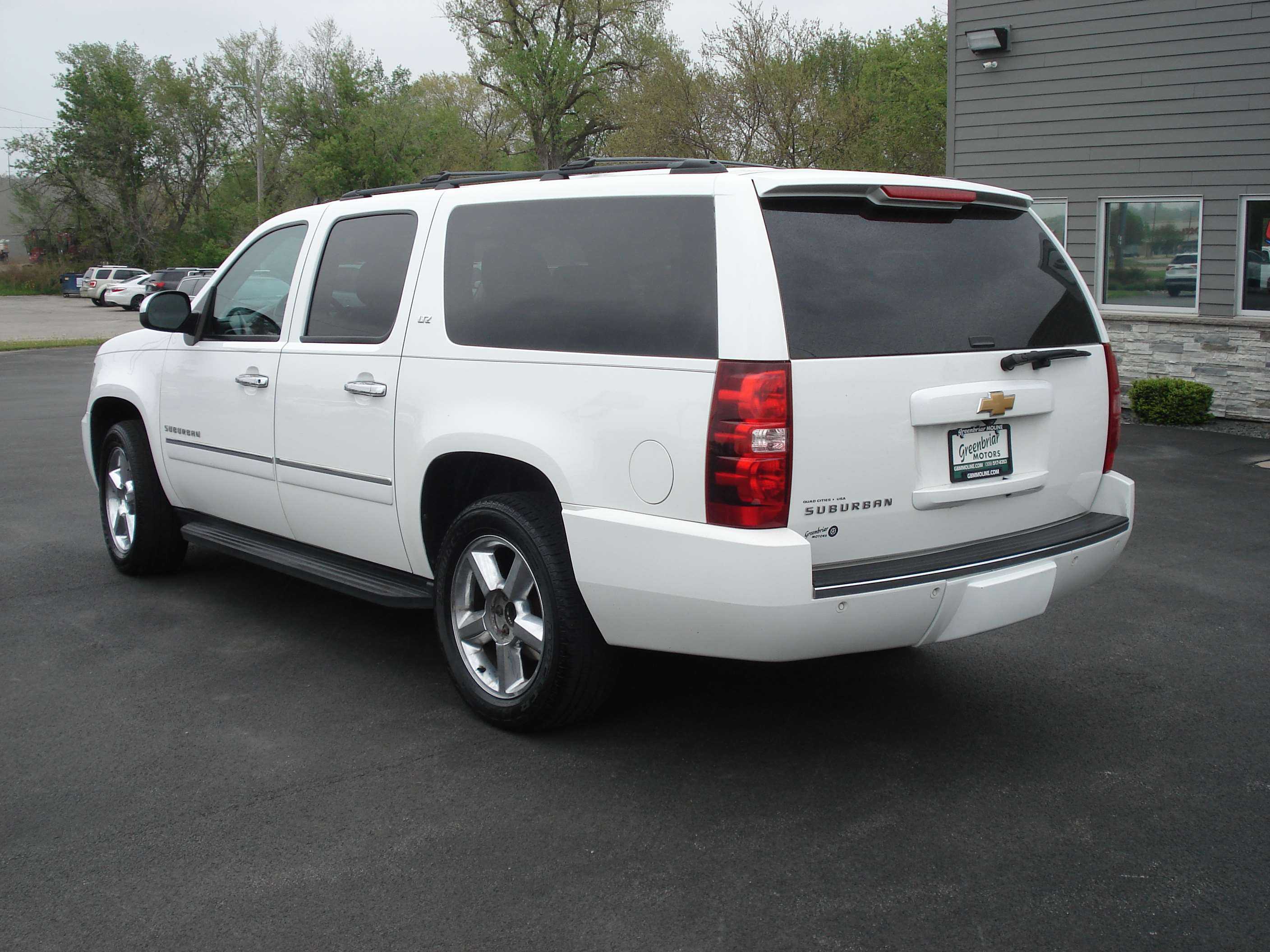 Chevrolet Suburban Image 8