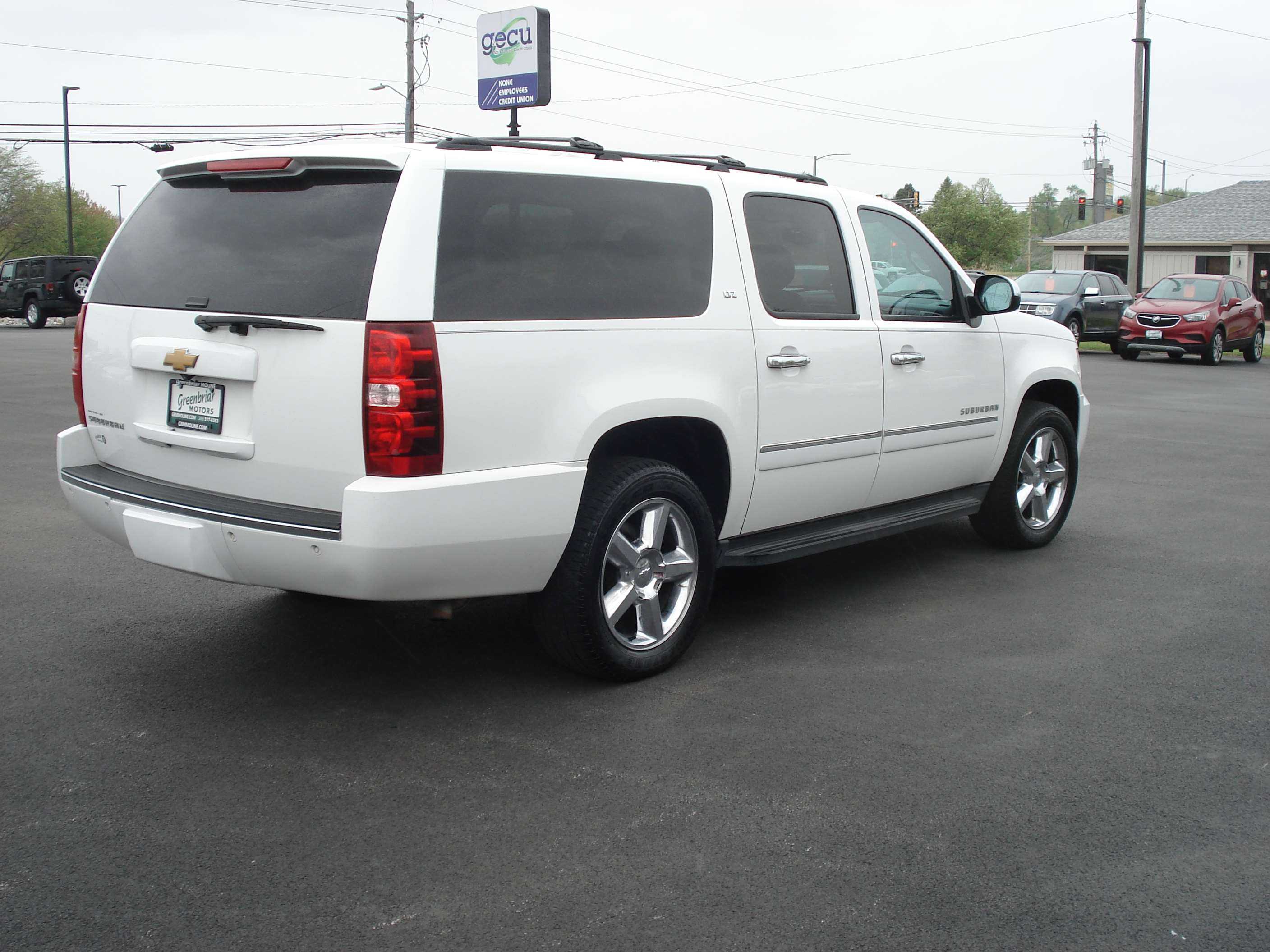 Chevrolet Suburban Image 6