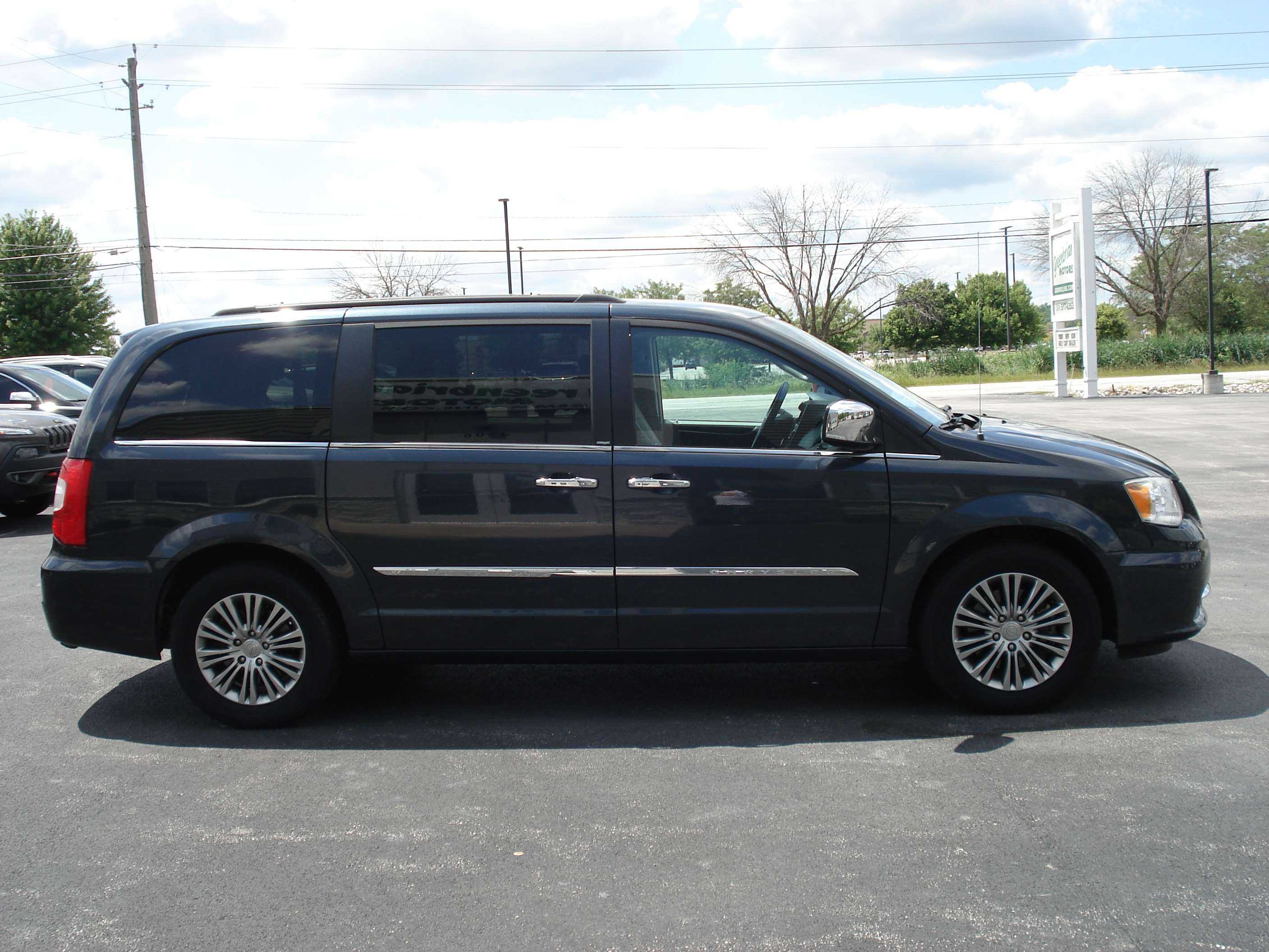 Chrysler Town And Country Image 5
