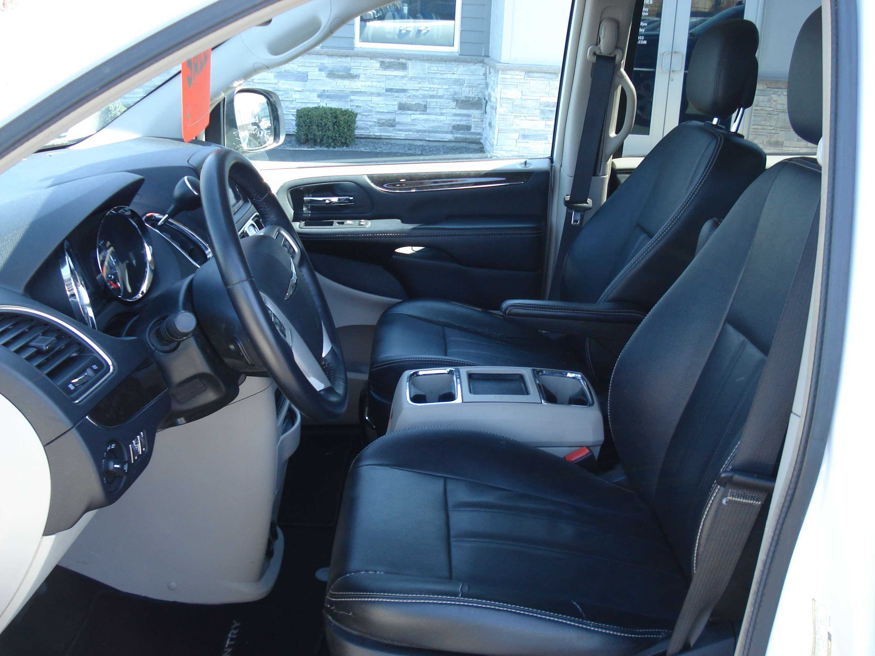 Chrysler Town And Country Image 9