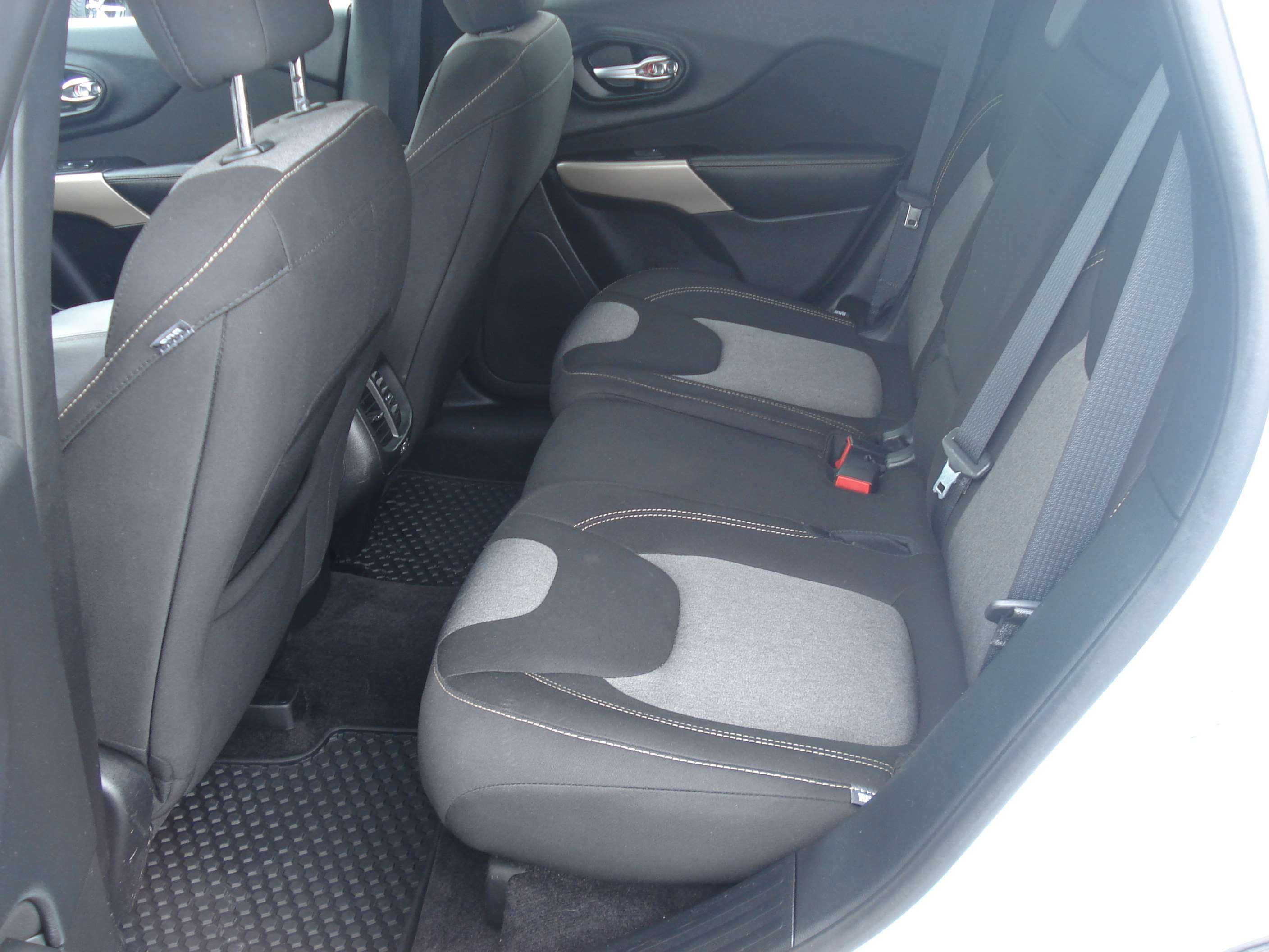 Jeep Cherokee Image 11
