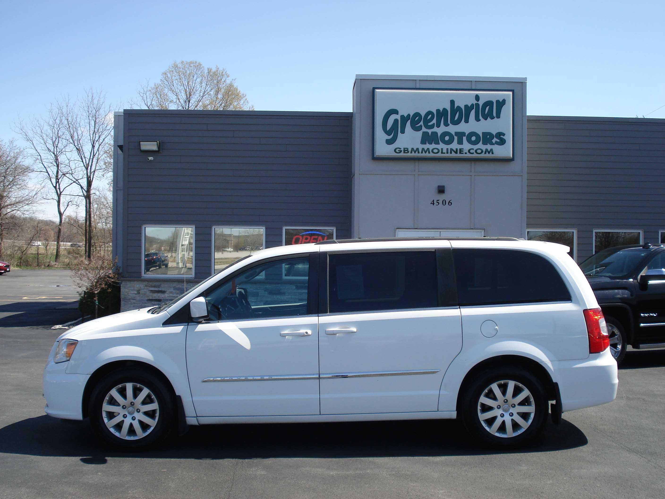 Chrysler Town And Country Image 1