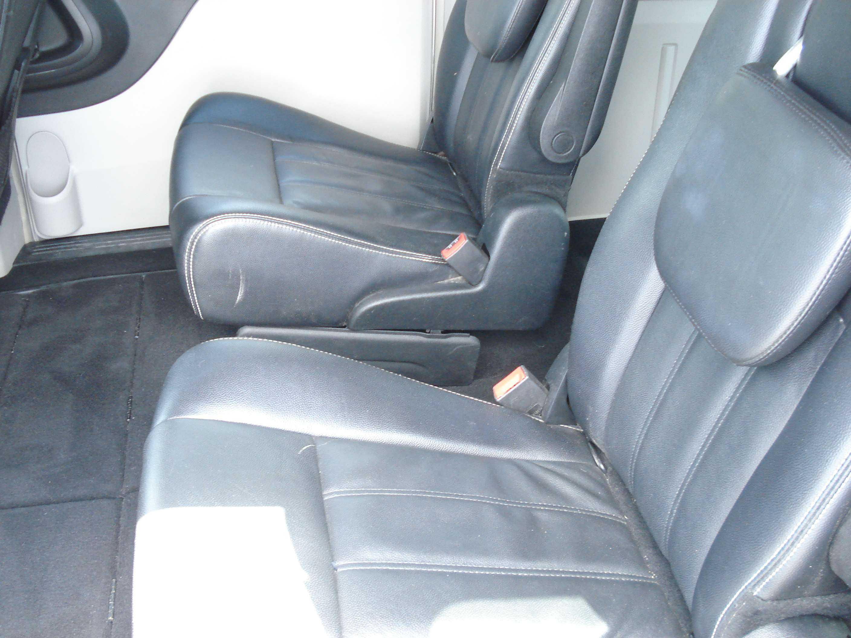 Chrysler Town And Country Image 7