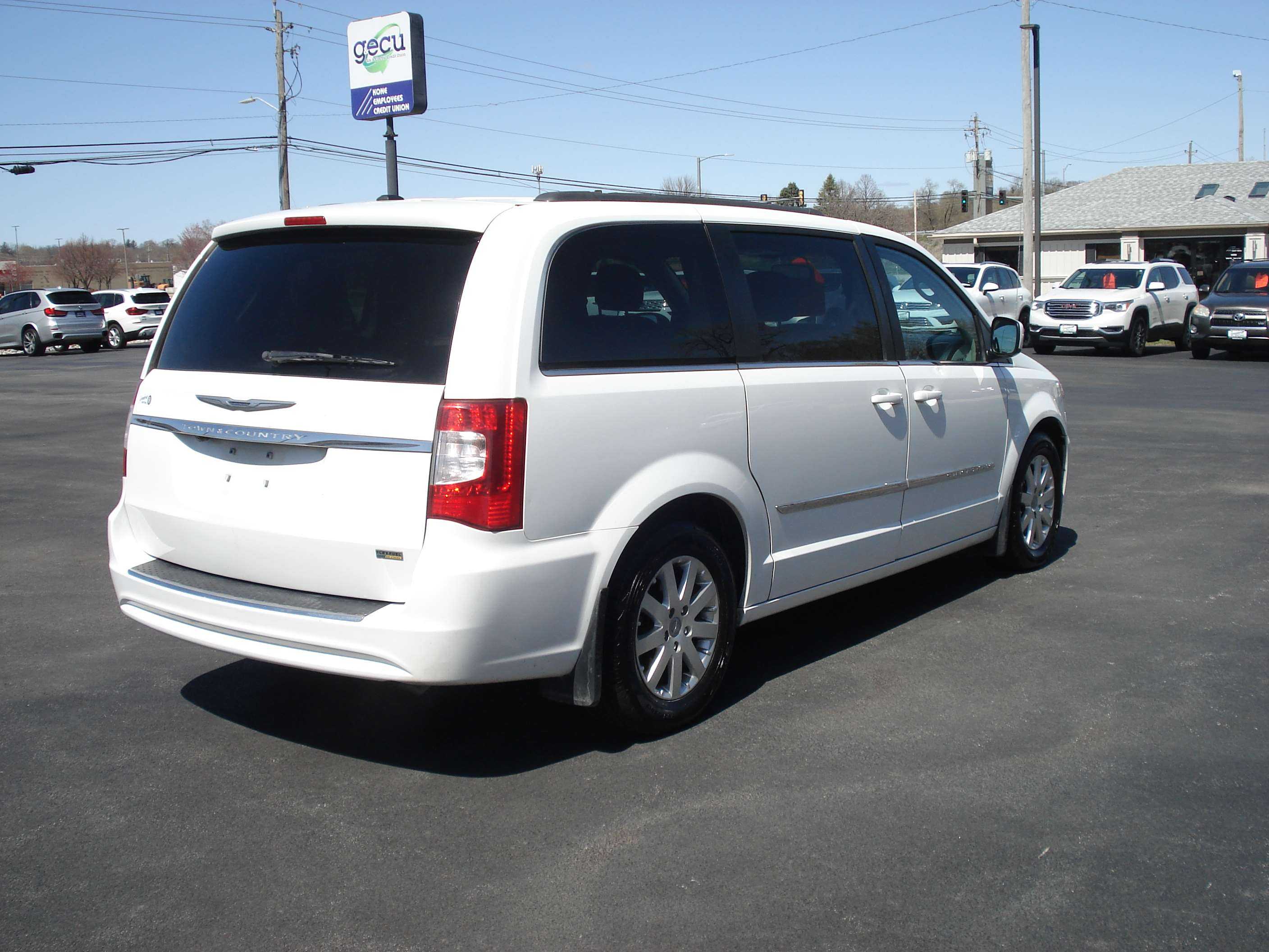 Chrysler Town And Country Image 6