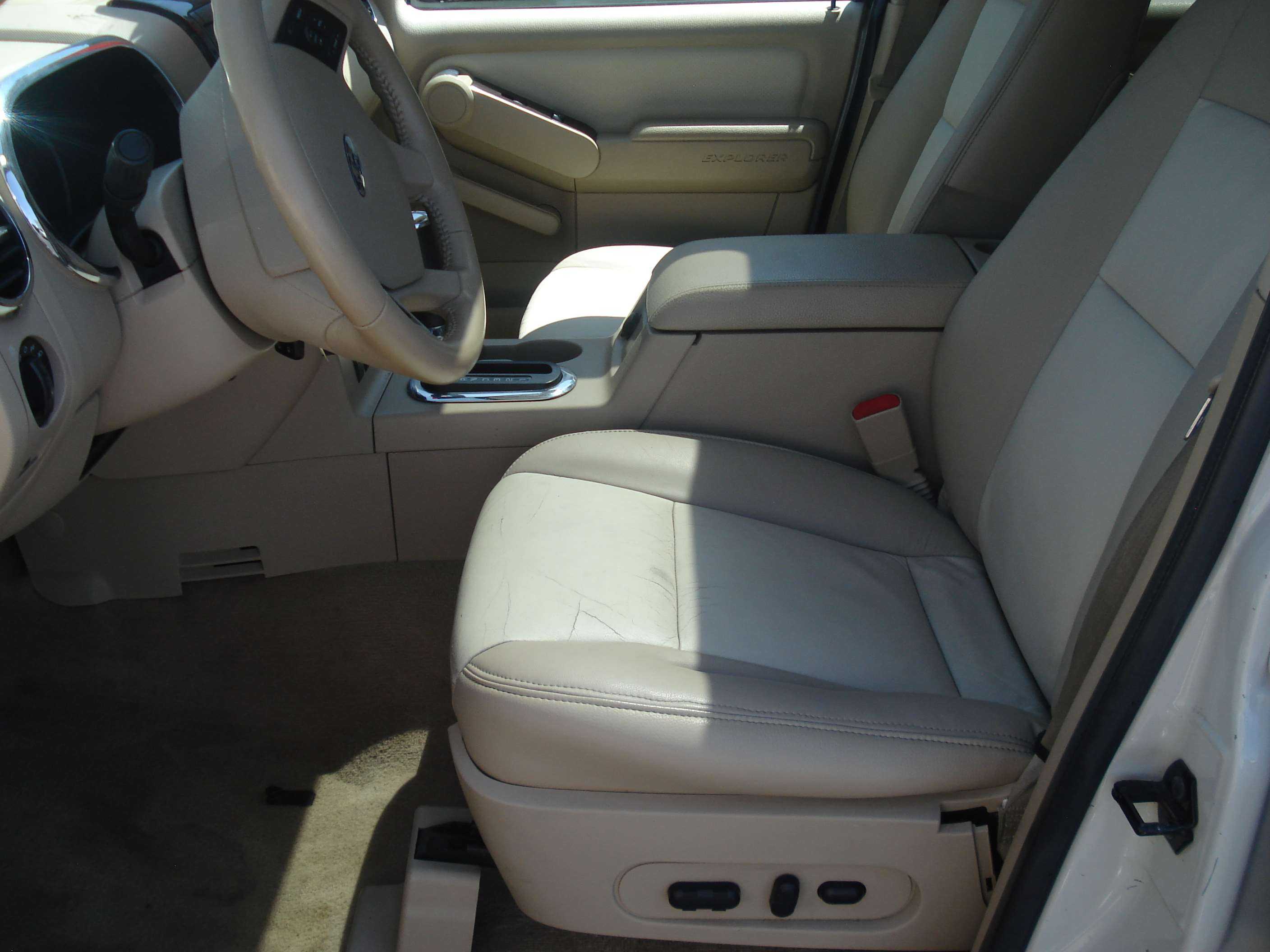 Ford Explorer Image 11