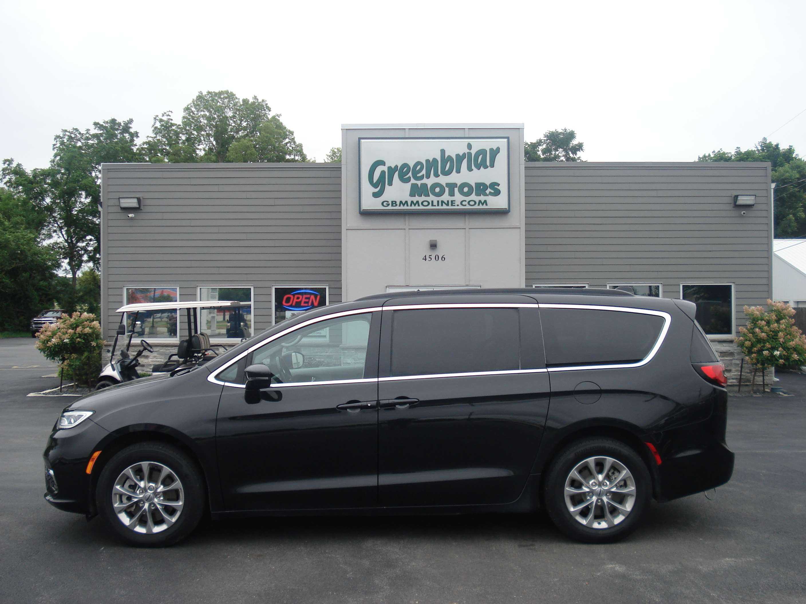 Chrysler Pacifica Image 1