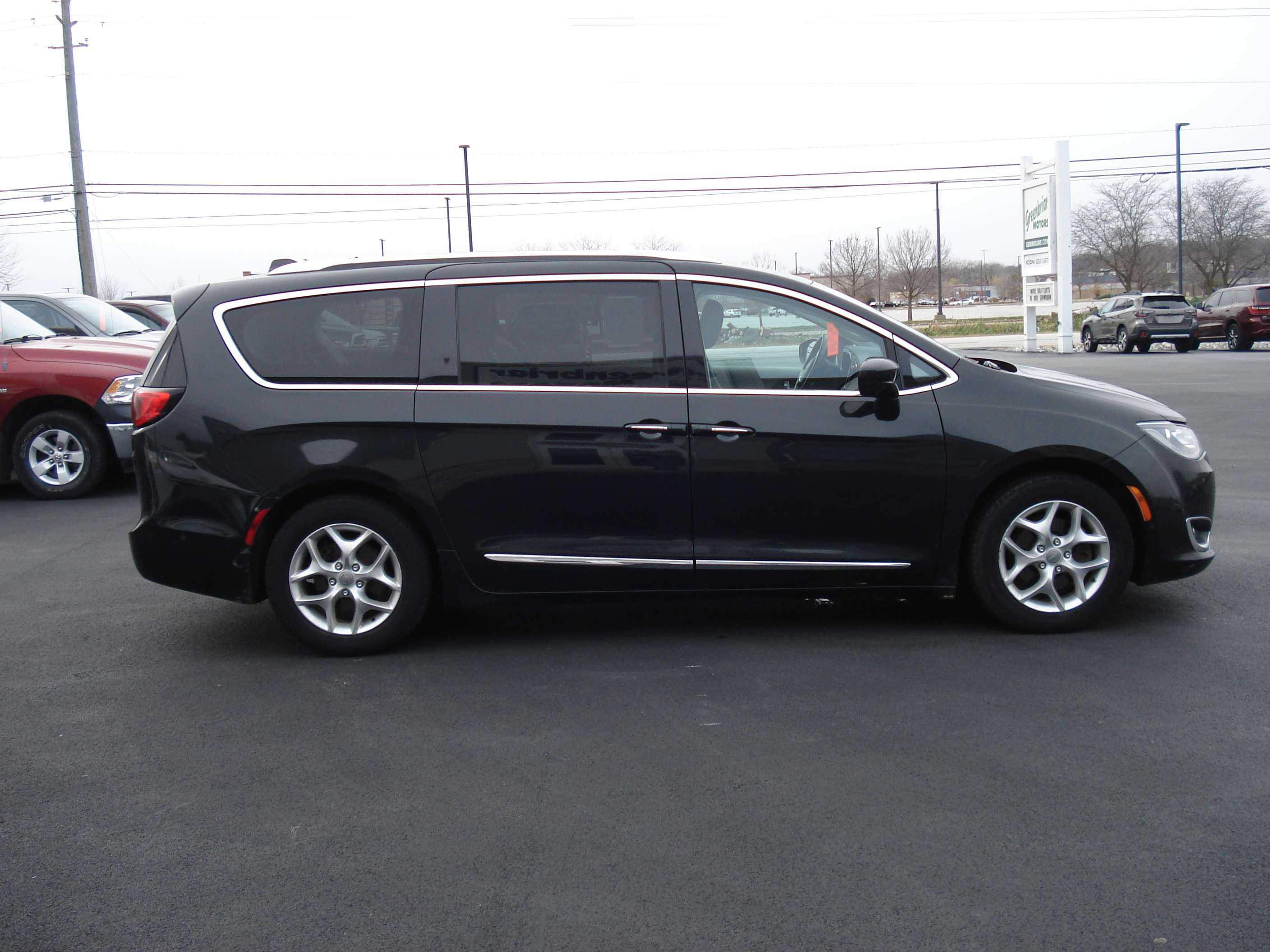 Chrysler Pacifica Image 5