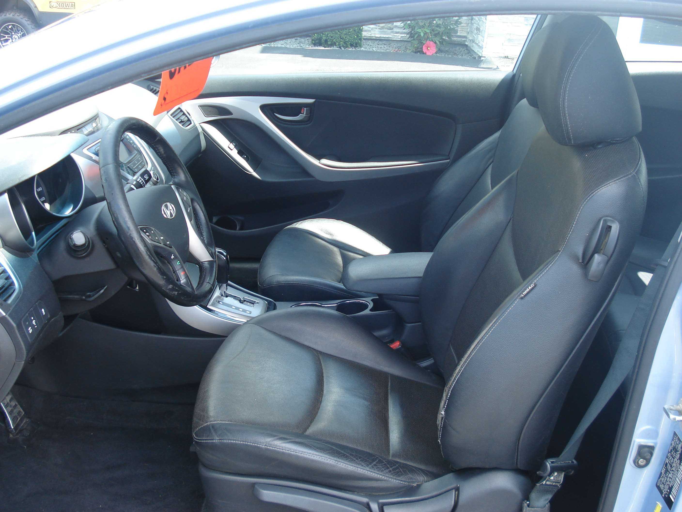 Hyundai Elantra Coupe Image 11