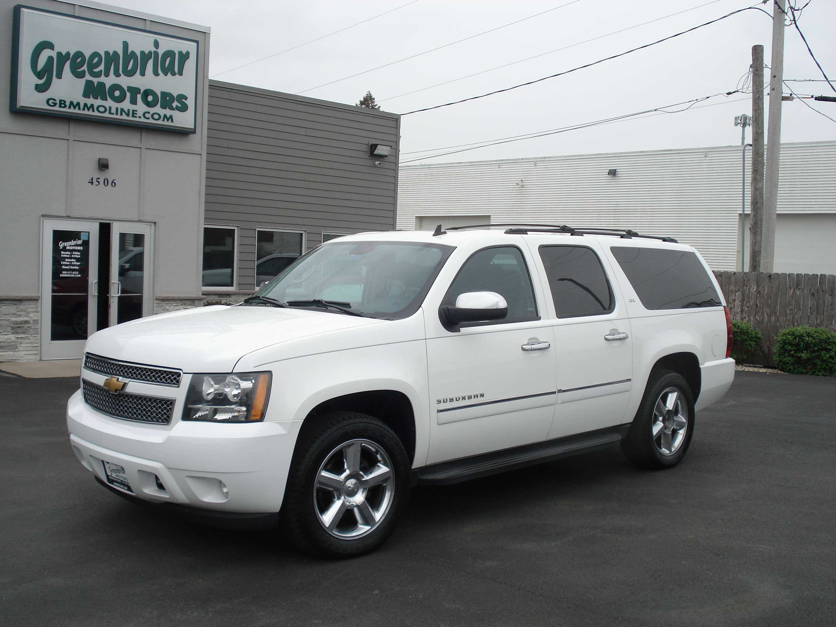 Chevrolet Suburban Image 2