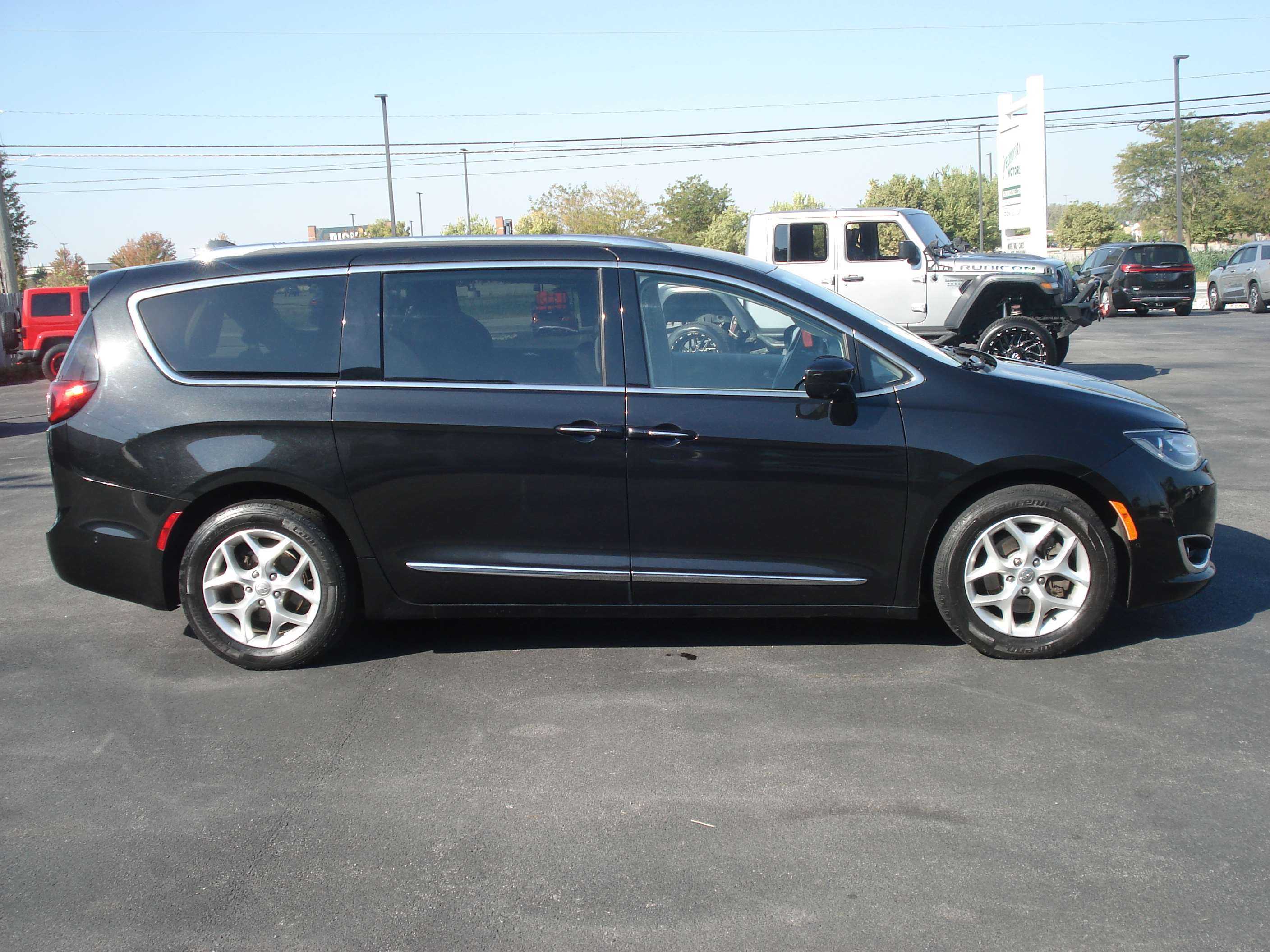 Chrysler Pacifica Image 1