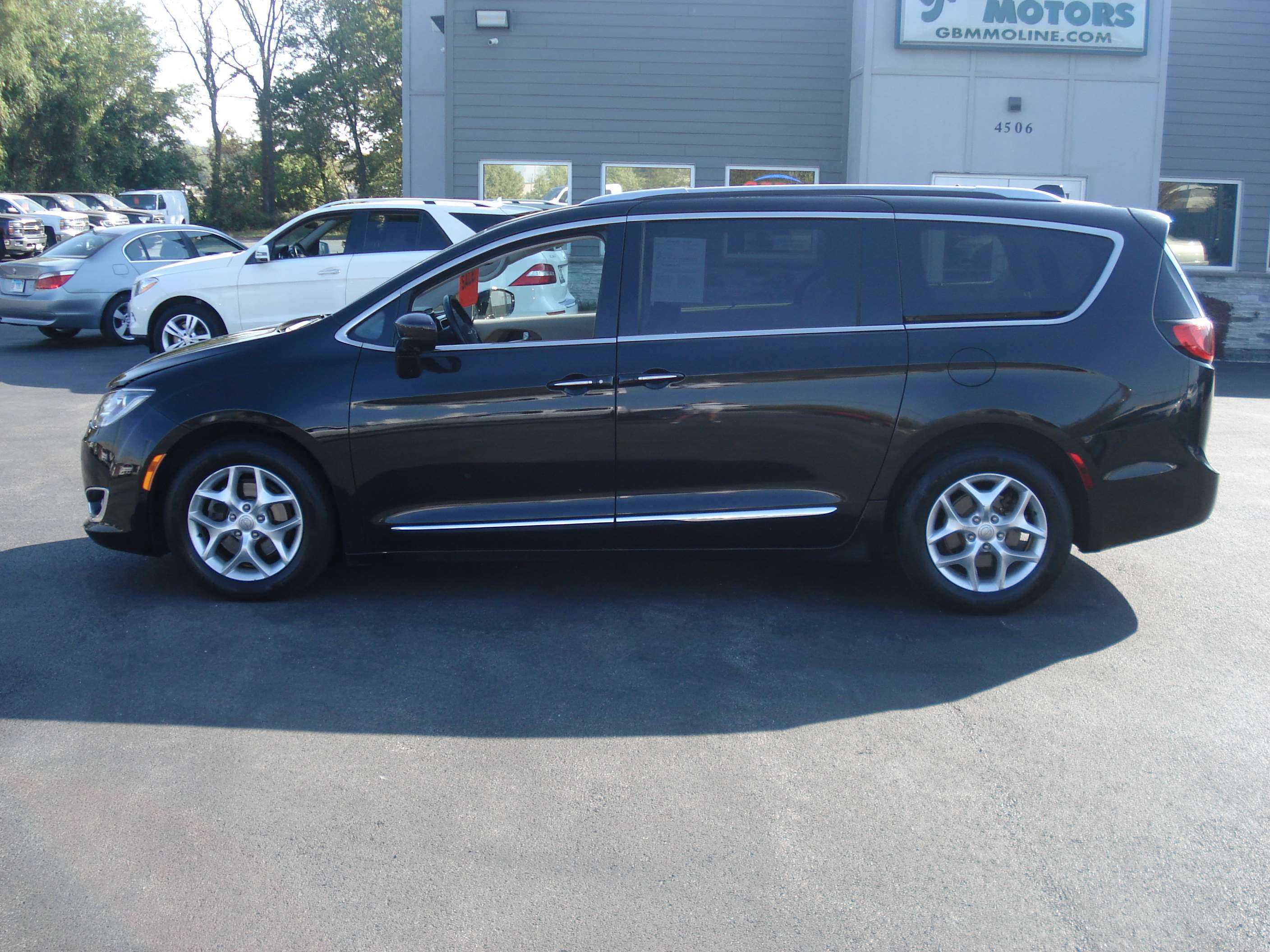 Chrysler Pacifica Image 3