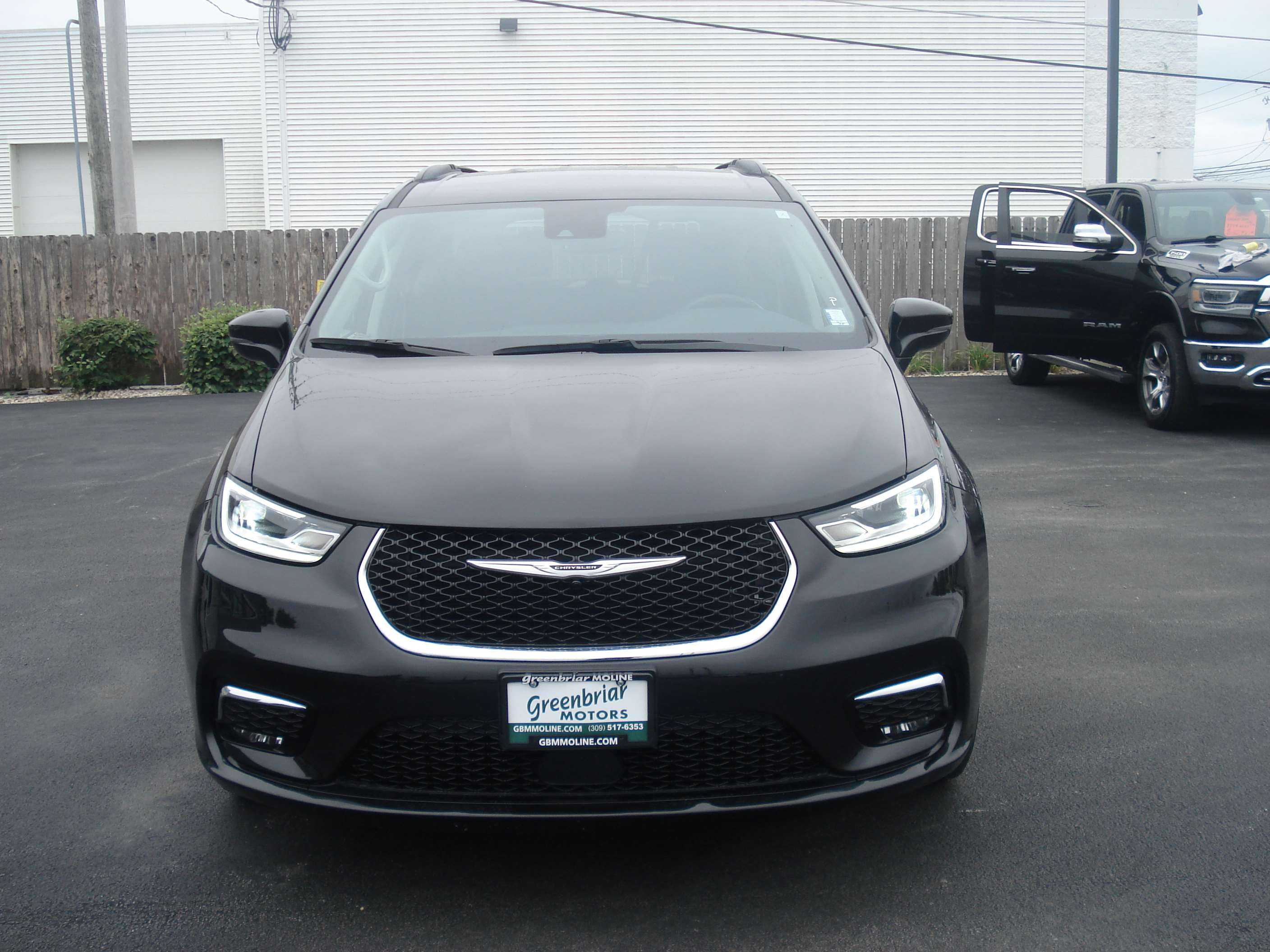 Chrysler Pacifica Image 3