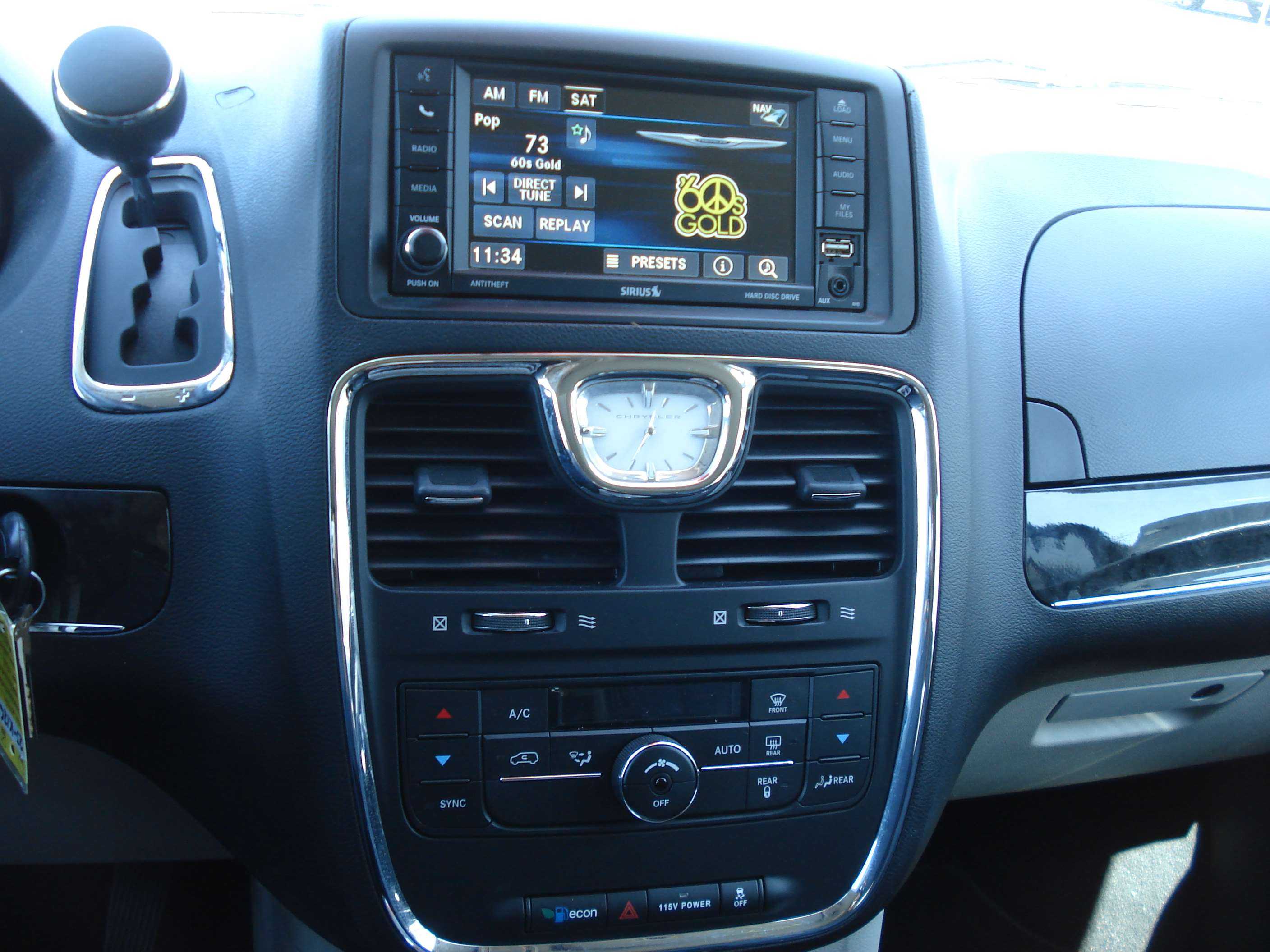 Chrysler Town And Country Image 13