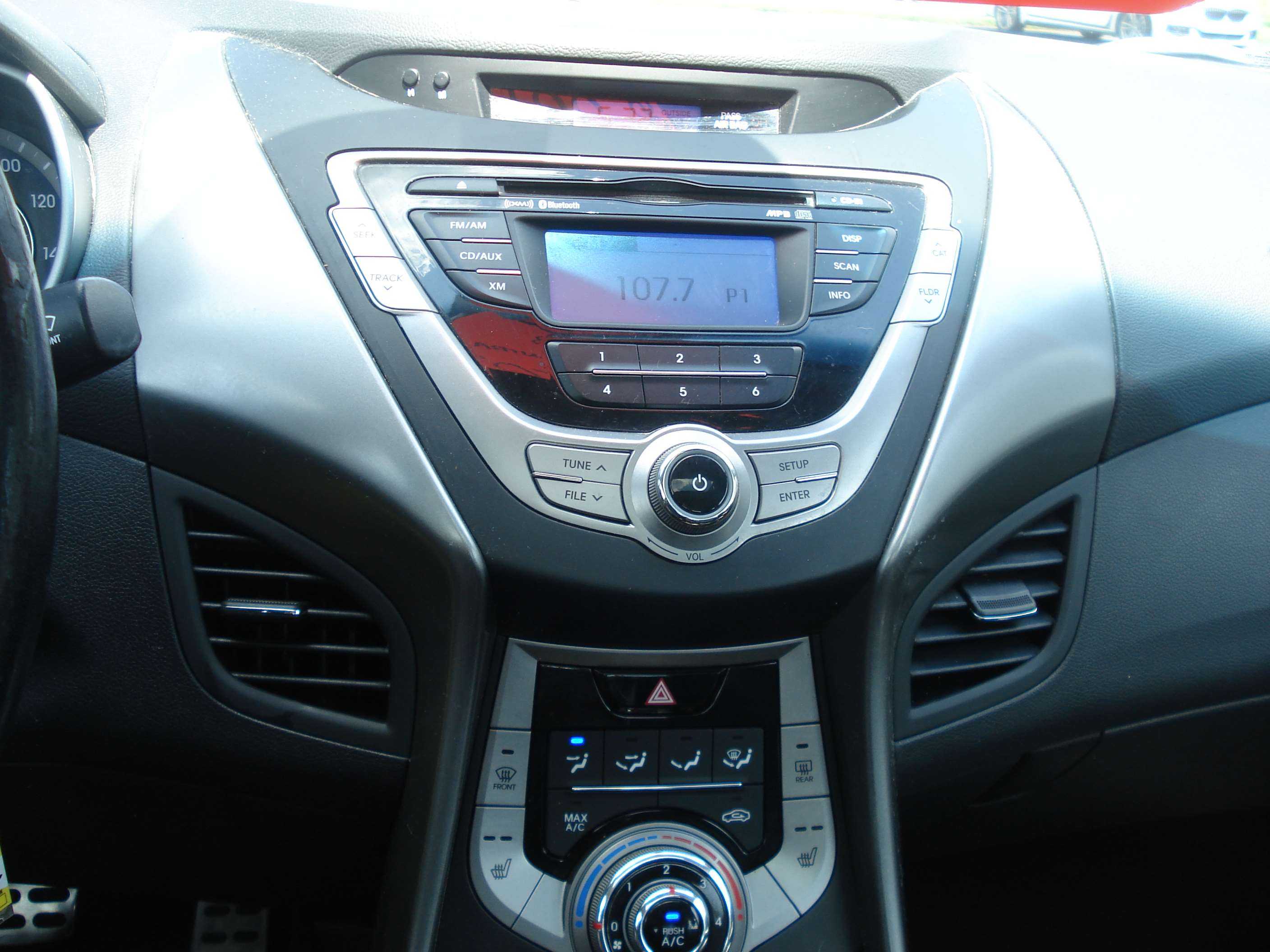 Hyundai Elantra Coupe Image 14