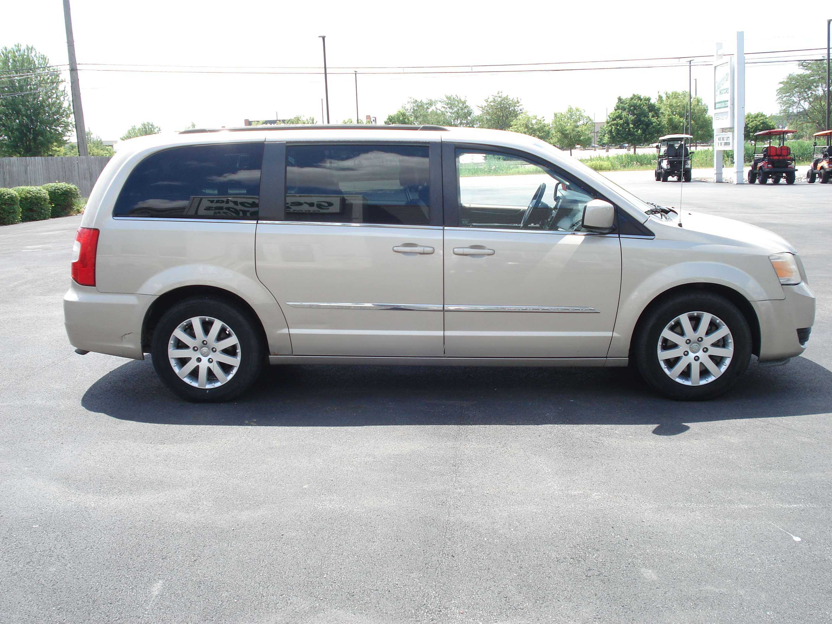 Chrysler Town And Country Image 3