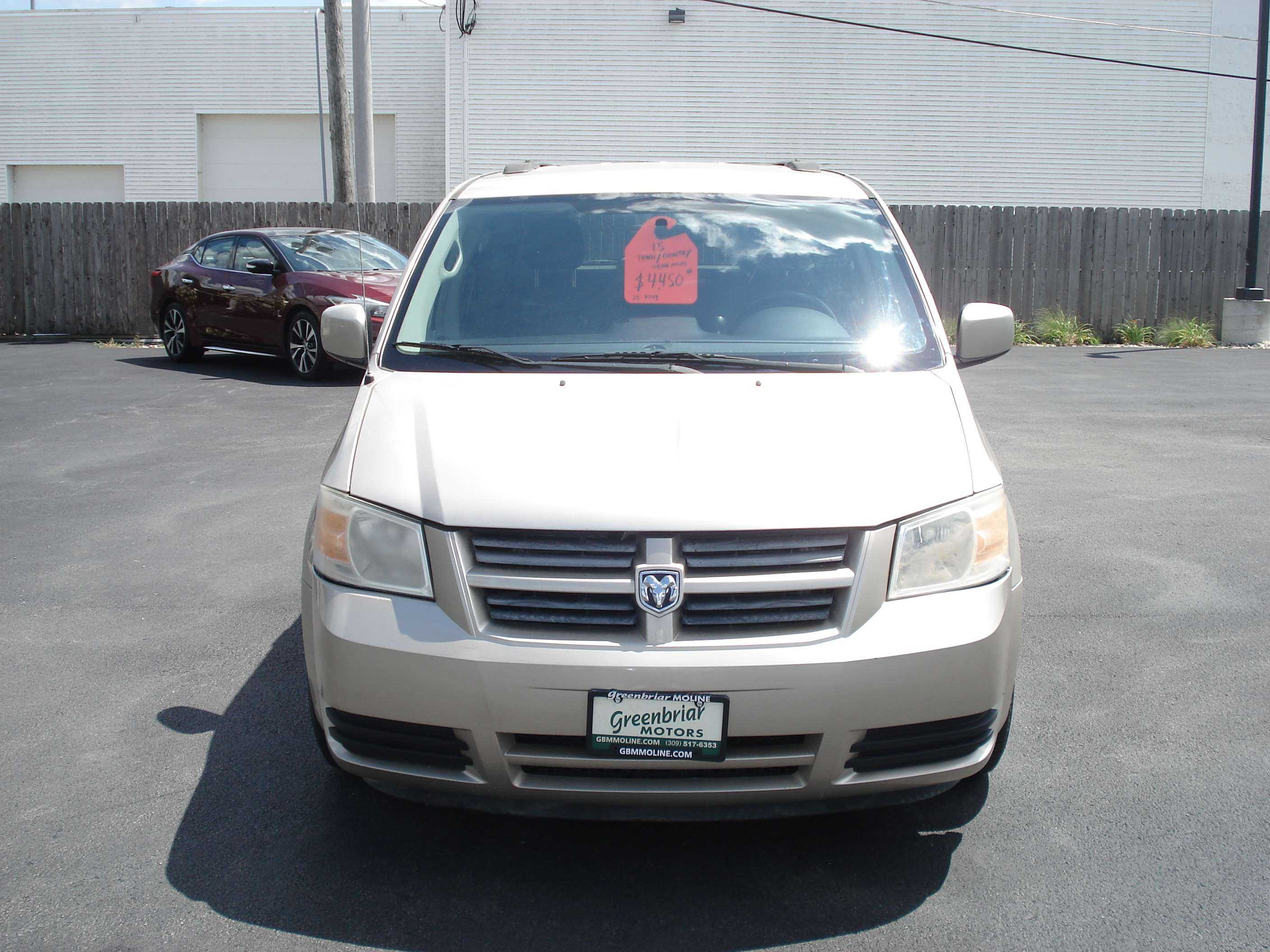 Chrysler Town And Country Image 2
