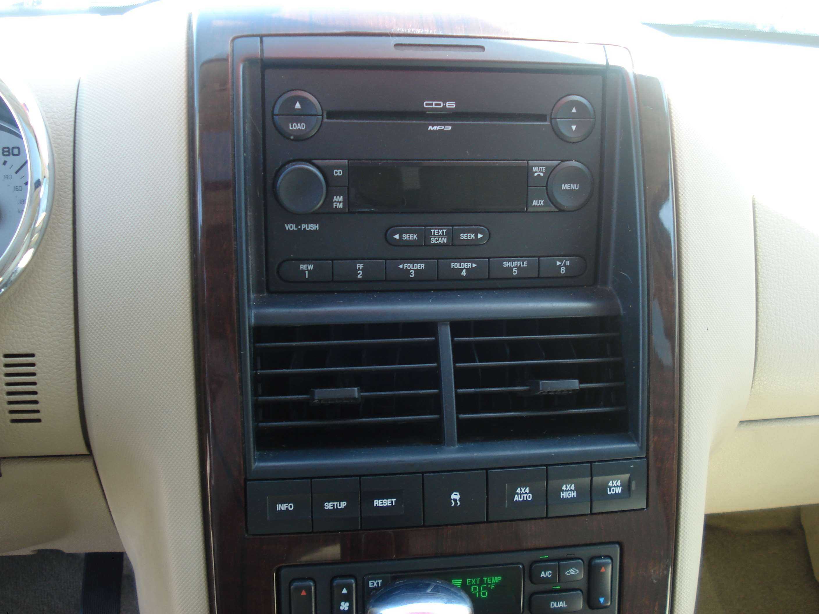 Ford Explorer Image 15